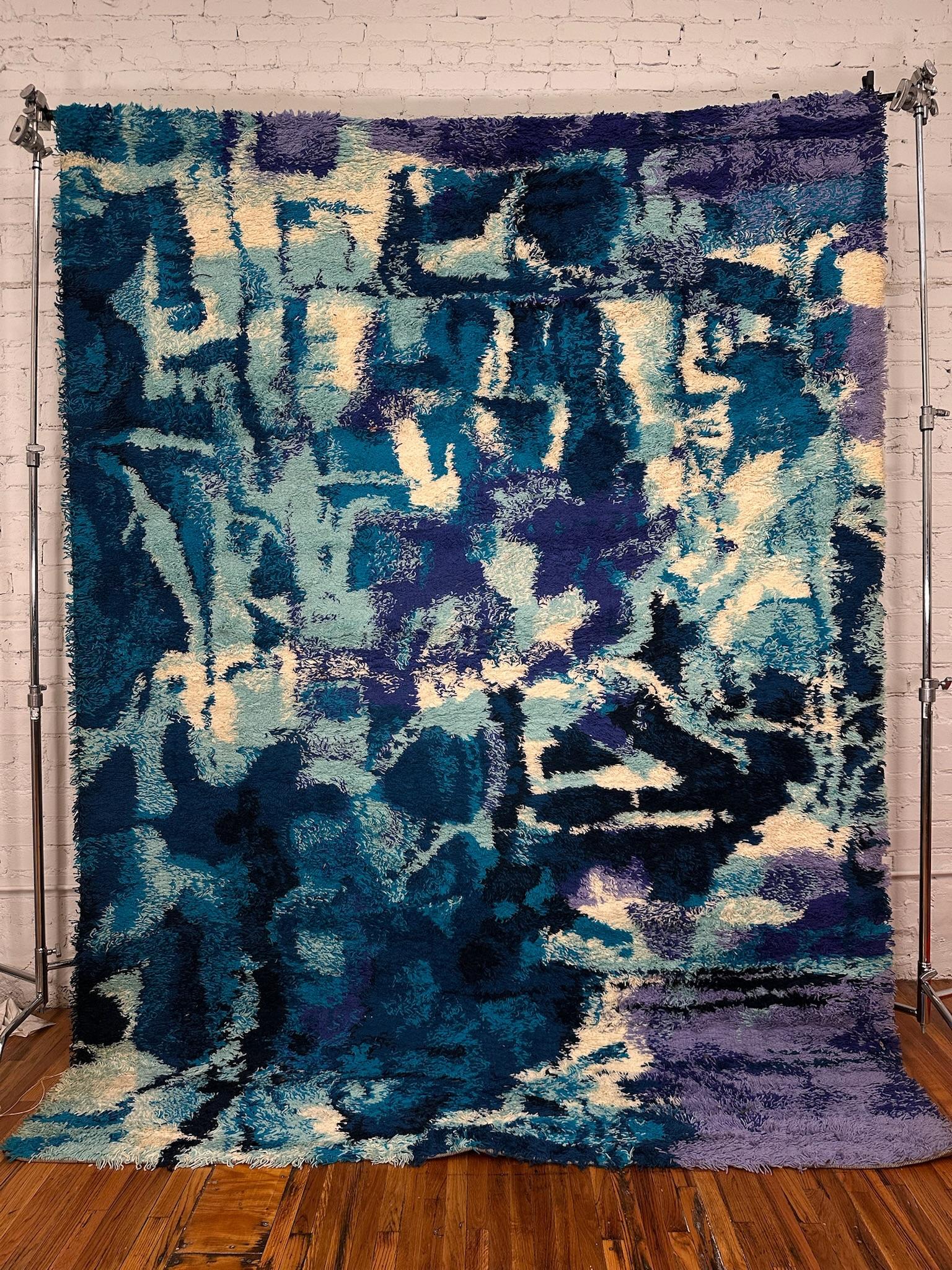 60's 70s Abstrakt Blau Weiß Lila Andeutungen UNGEBRAUCHT Mid Century Wolle Rya Teppich Modern (Mitte des 20. Jahrhunderts) im Angebot