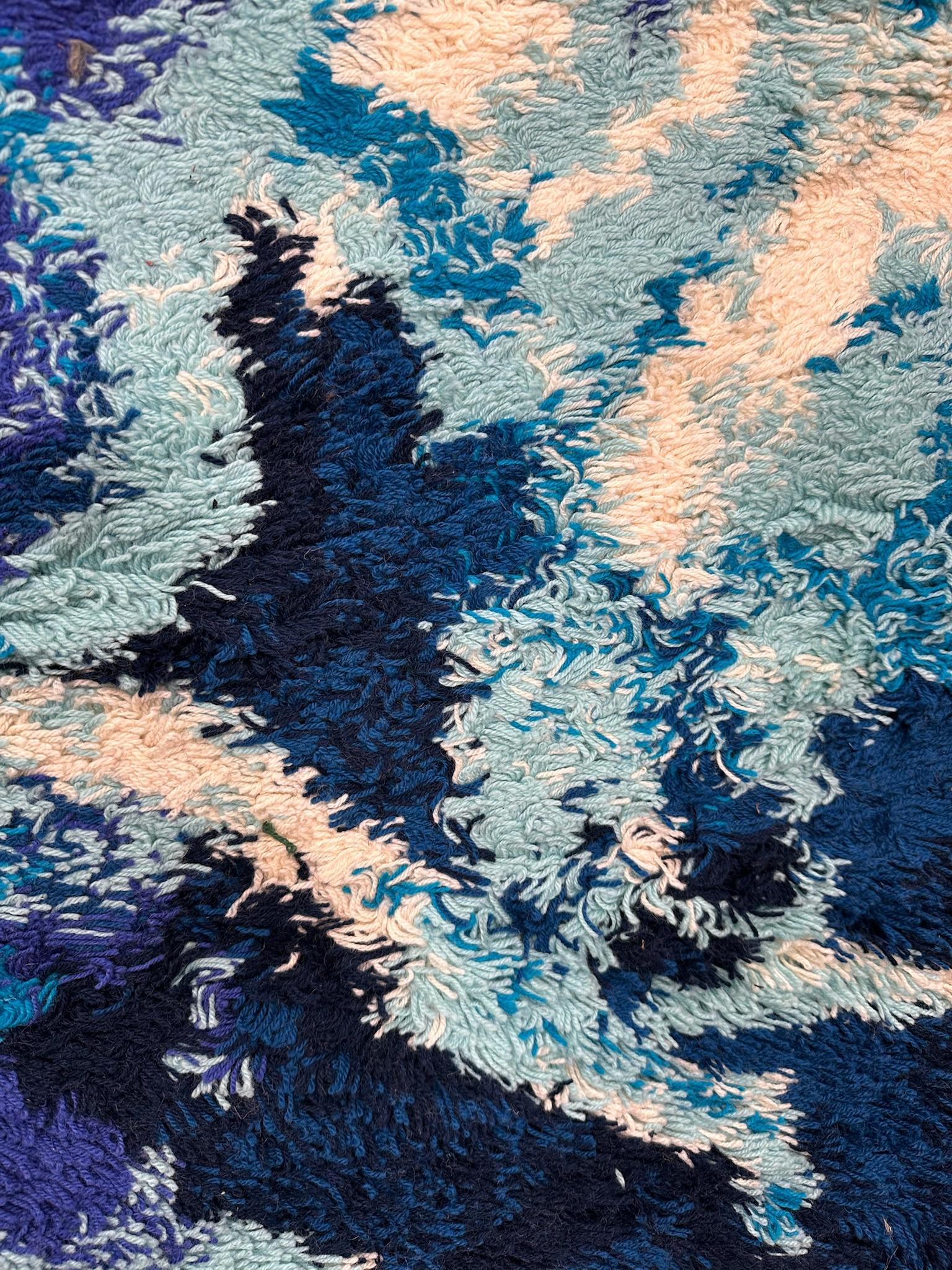 60's 70s Abstrakt Blau Weiß Lila Andeutungen UNGEBRAUCHT Mid Century Wolle Rya Teppich Modern im Angebot 1