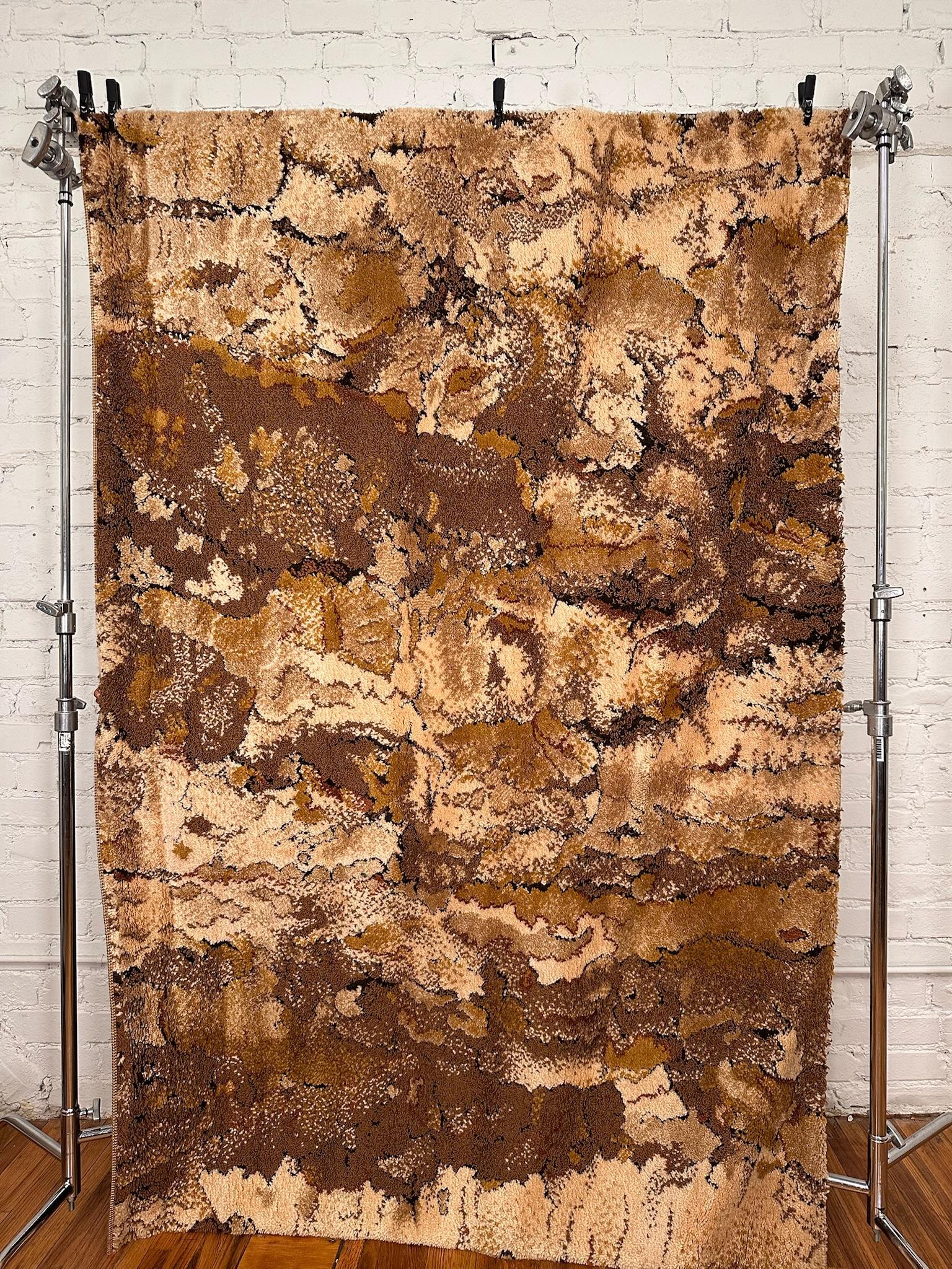 60's 70's Alfombra Rya Abstracta De Lana Marrón SIN USAR Moderna De Mitad De Siglo en Excelente estado para la venta en Los Angeles, CA