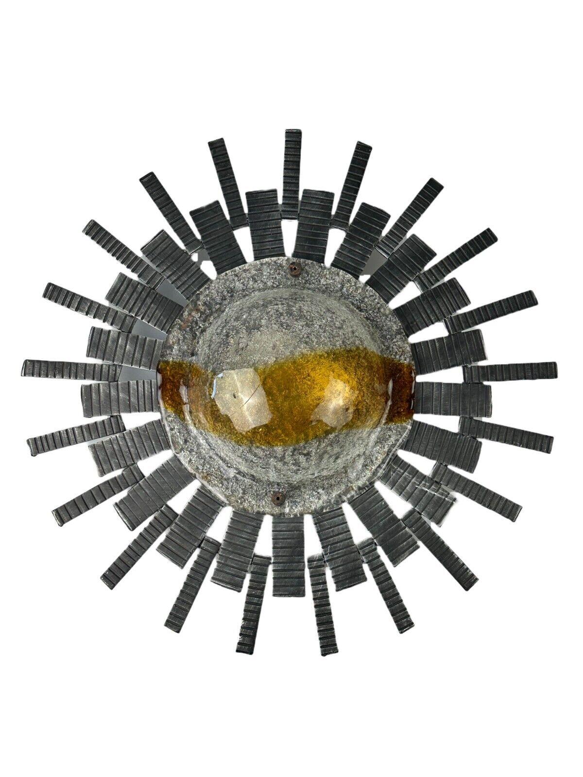 60s 70s Brutalist Wall Lamp Iron Glass Wall Sconce Space Age Design

Object: wall lamp

Manufacturer:

Condition: good

Age: around 1960-1970

Dimensions:

Diameter = 47.5cm
Height = 10.5cm

Material: iron, glass

Other notes:

E27 socket

The