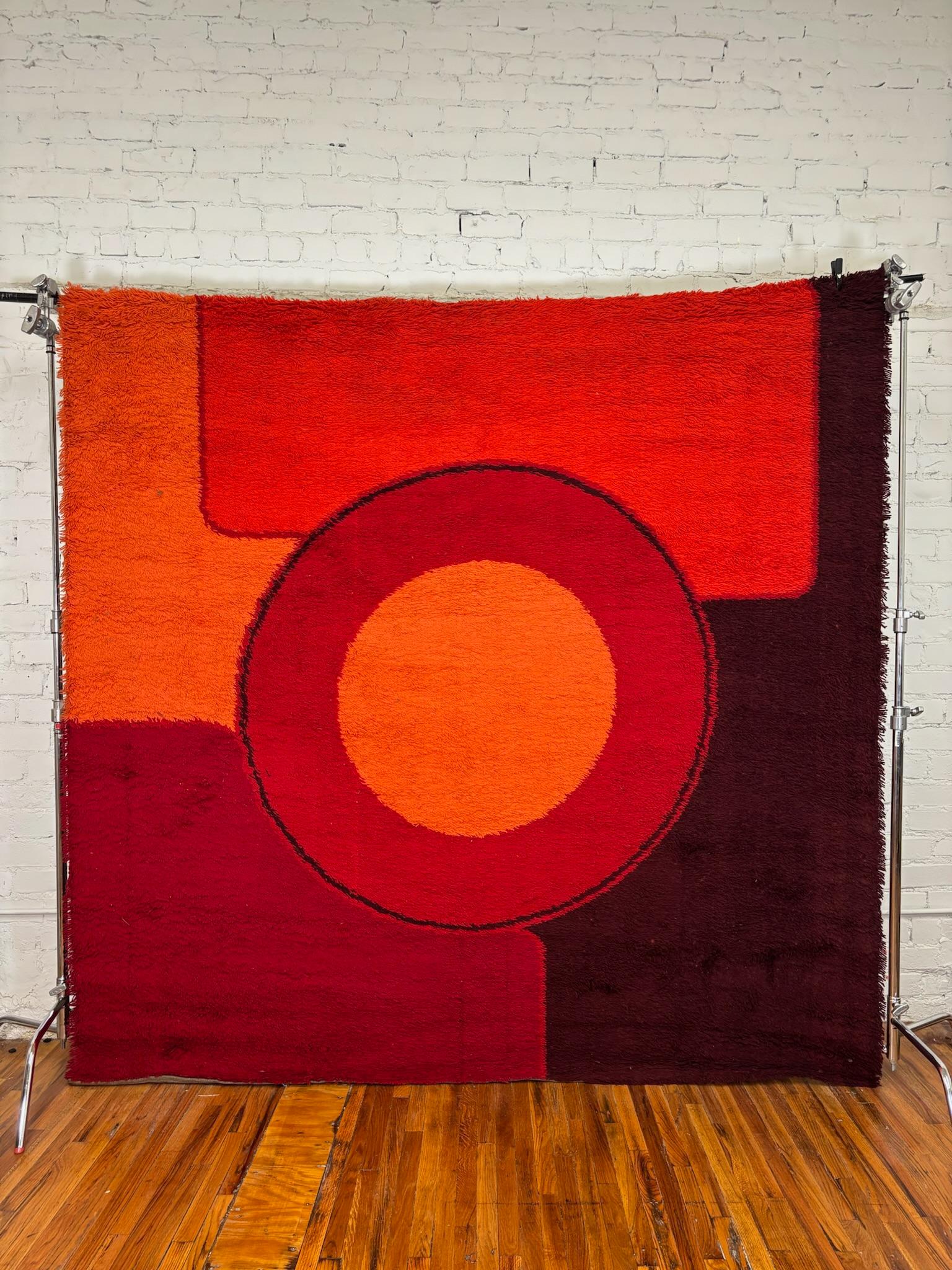 60's 70's Burgundy Red Orange Circle UNUSED Mid Century Wool Rya Rug Modern Excellent état - En vente à Los Angeles, CA