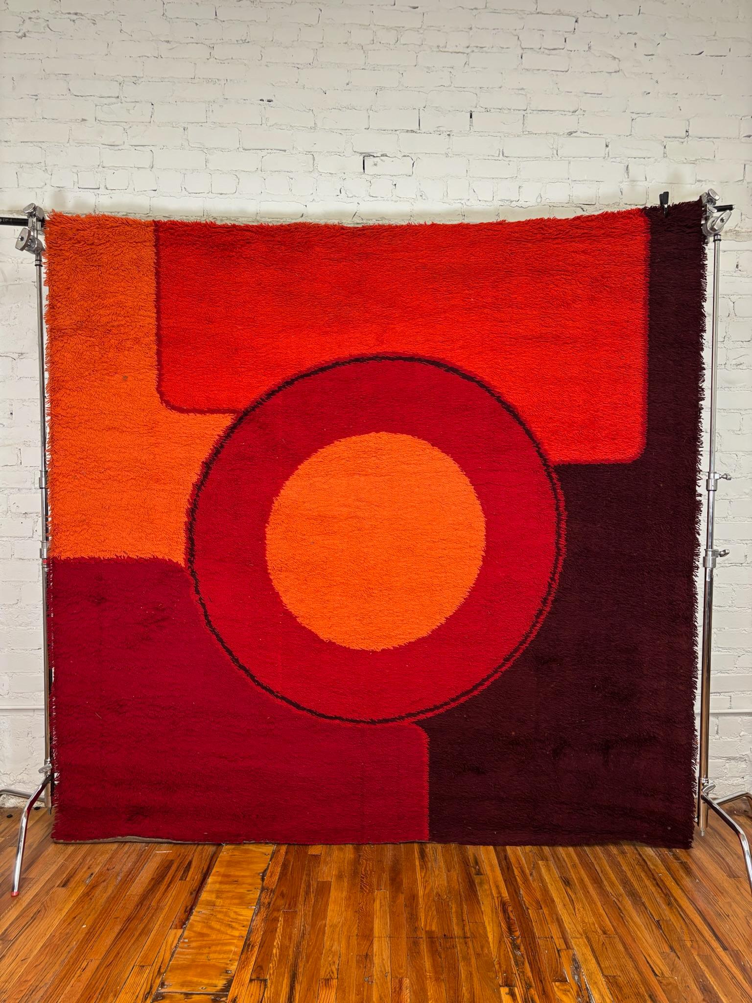Milieu du XXe siècle 60's 70's Burgundy Red Orange Circle UNUSED Mid Century Wool Rya Rug Modern en vente