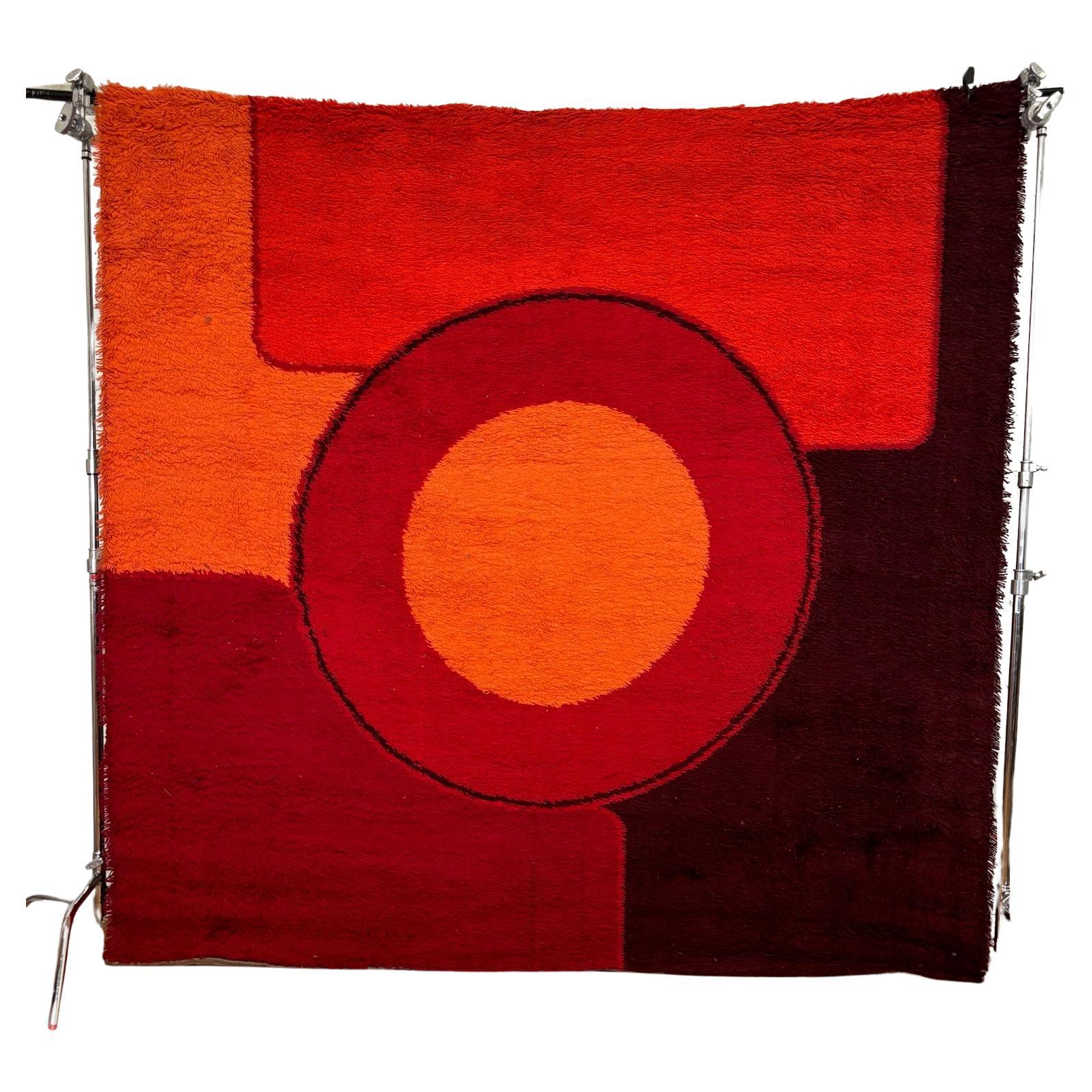 Tappeto di lana Rya anni '60-'70, rosso borgogna, arancione, cerchio inutilizzato, metà del secolo scorso.