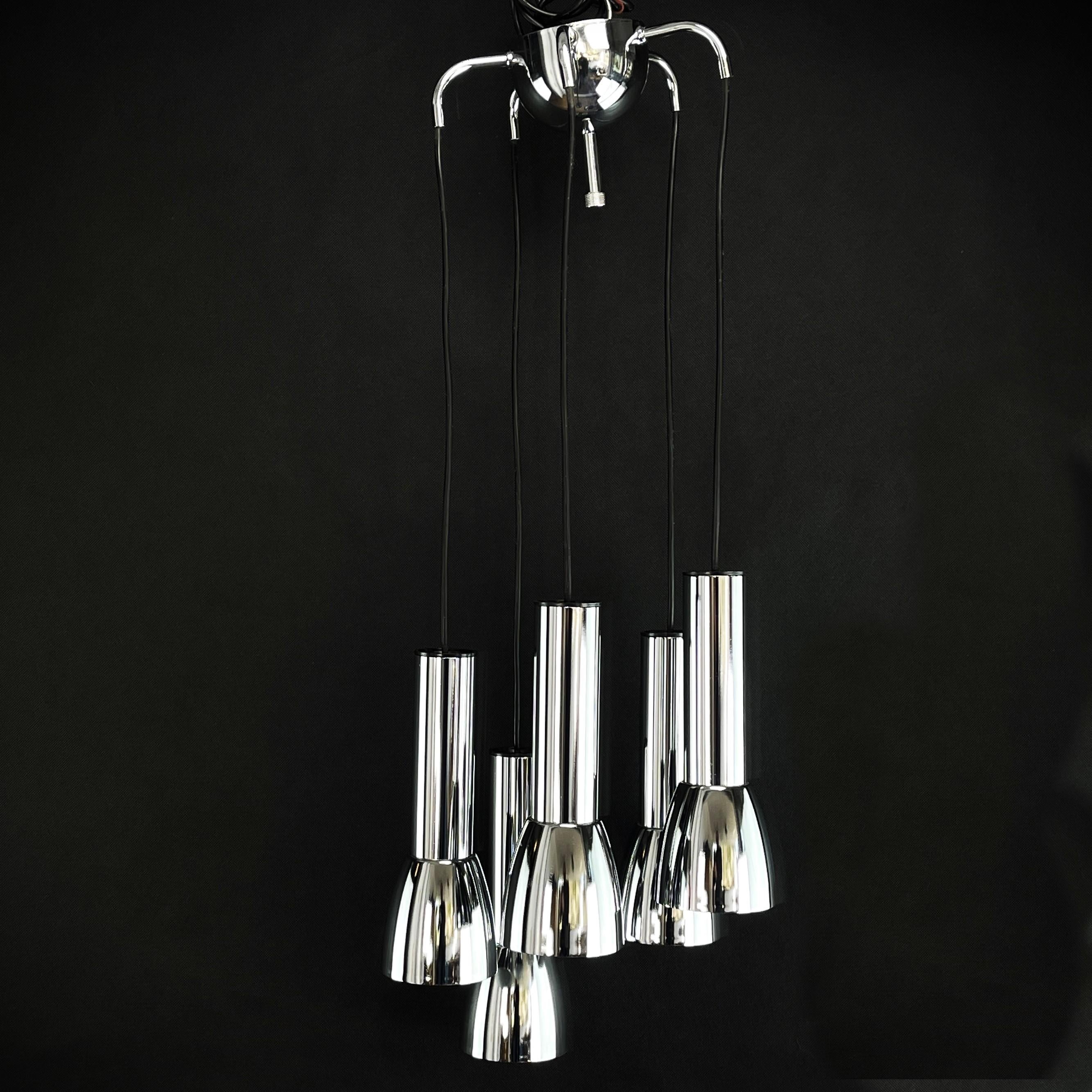 Space age cascade chandelier chrome 

This 5 arm chrome cascade chandelier from the 1970s embodies the futuristic space age style of the era. This stunning chandelier consists of a central chrome frame from which five arms extend, each equipped