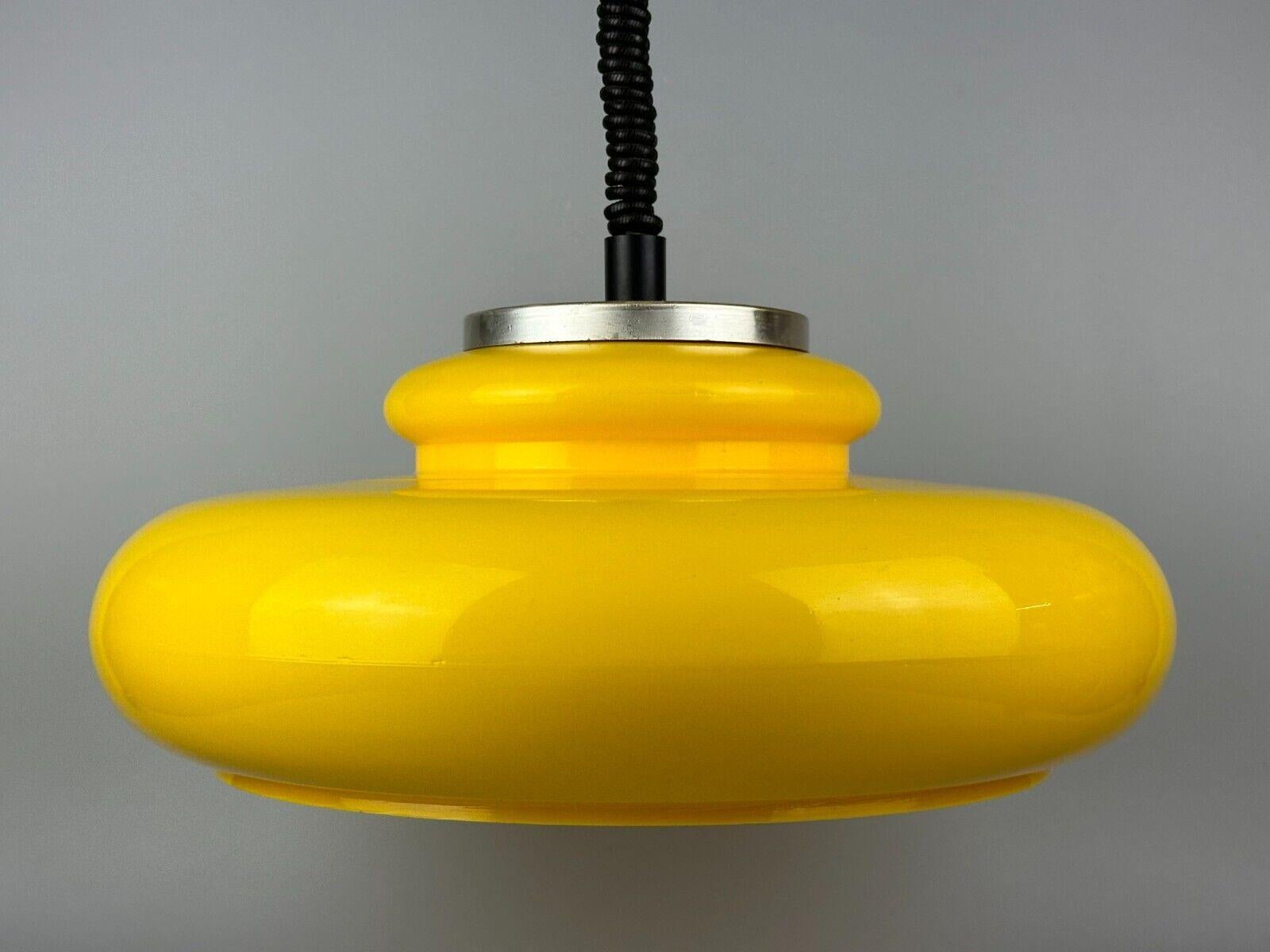 Lampada da soffitto anni '60-'70 a sospensione in plastica cromo metallo design space age in vendita 4