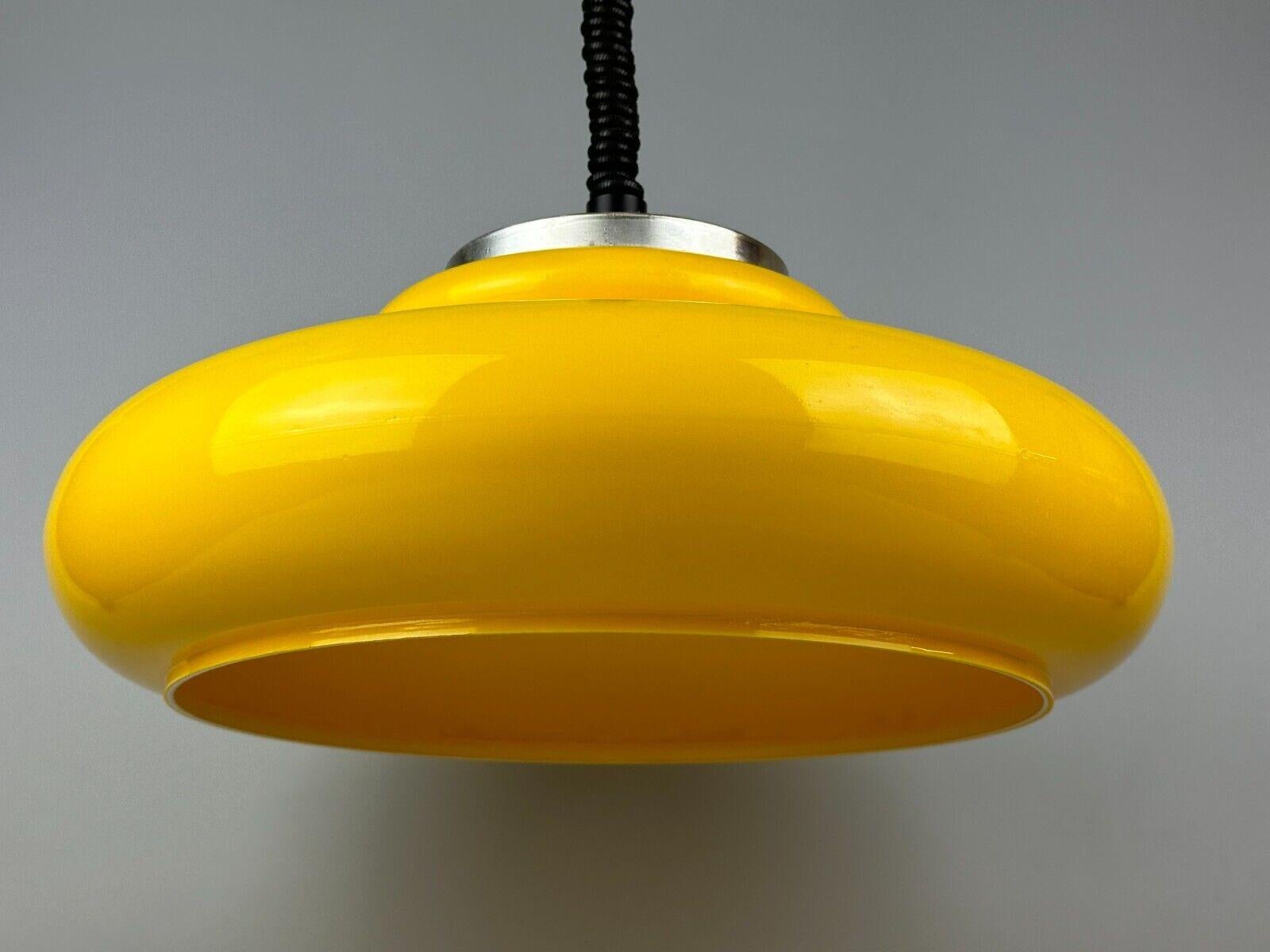 Lampada da soffitto anni '60-'70 a sospensione in plastica cromo metallo design space age in vendita 5