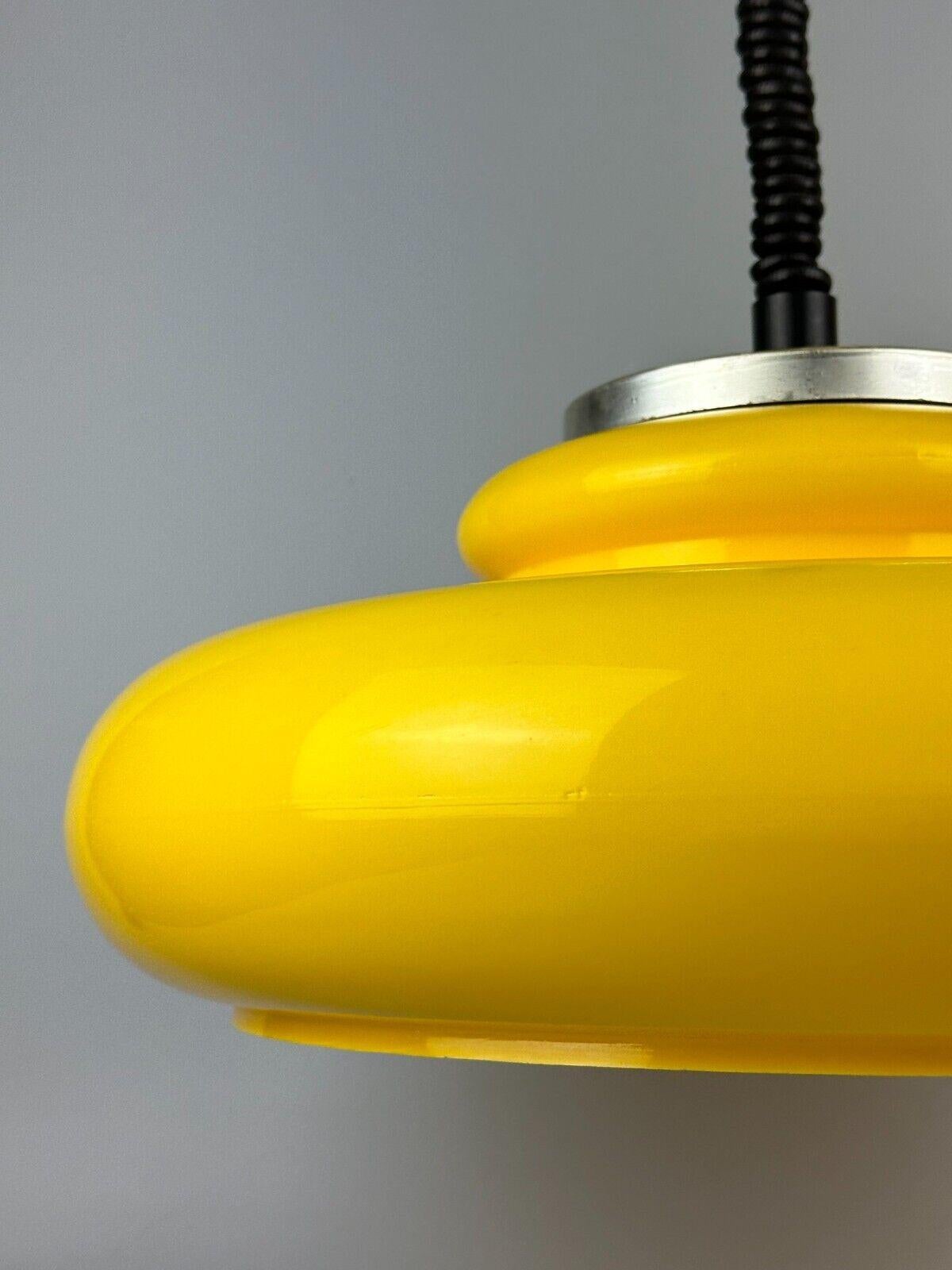 Lampada da soffitto anni '60-'70 a sospensione in plastica cromo metallo design space age in vendita 1