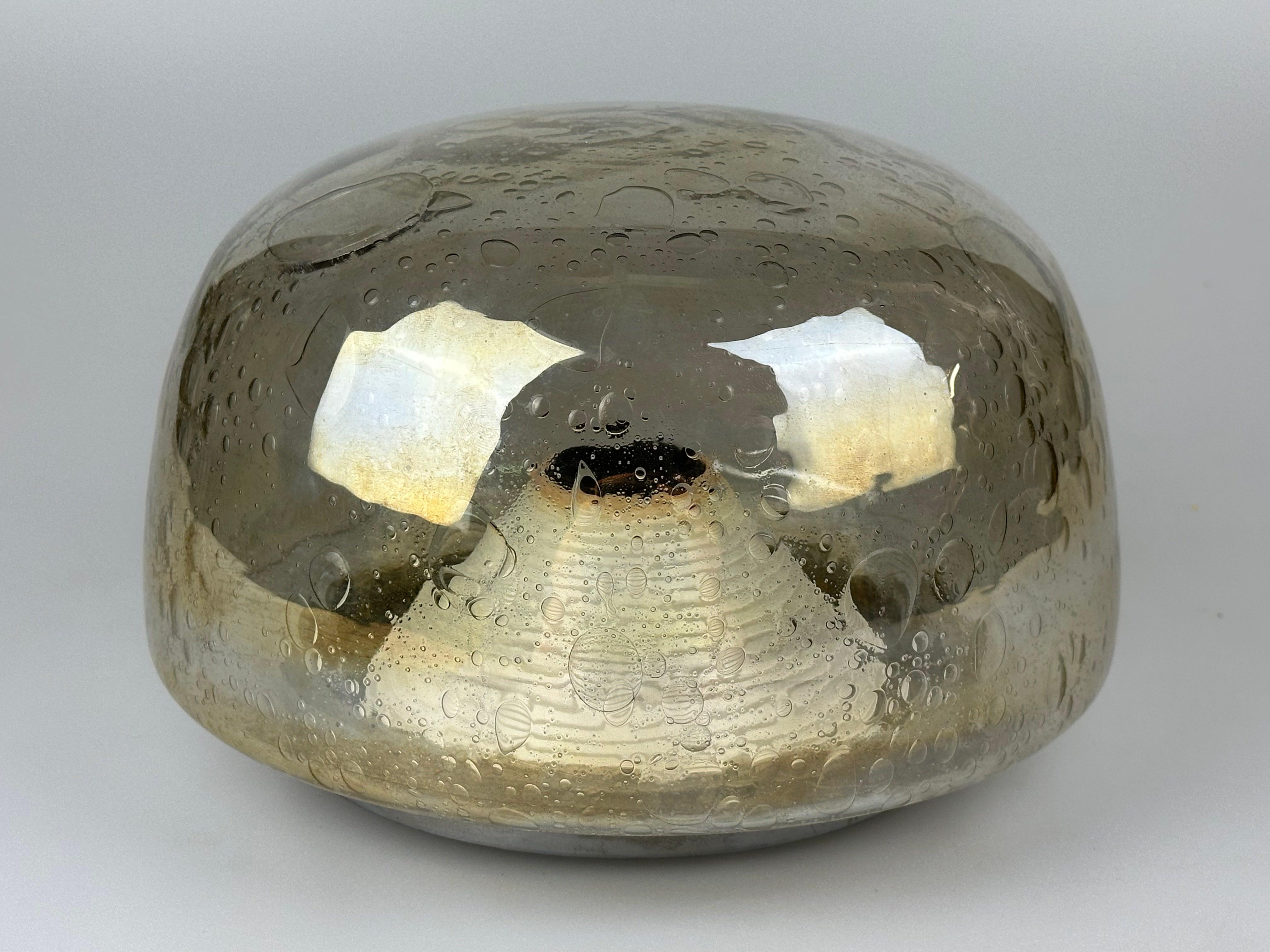60s 70s plafón Plafoniere Flush Mount Böhmer Leuchten Alemania Vidrio 

Objetos: Plafoniere

Fabricante: Böhmer Leuchten

Estado: bueno

Edad: alrededor de 1960-1970

Dimensiones:

Diámetro = 25 cm

Altura = 16 cm

Otros datos:

Toma E27

Las fotos