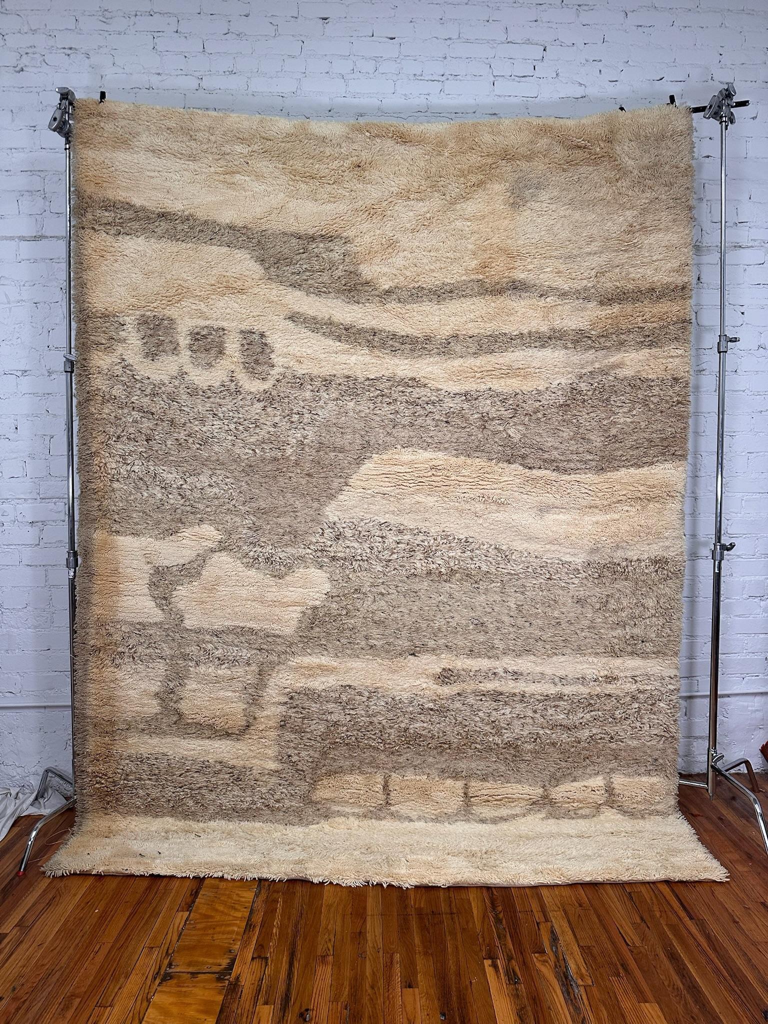 Alfombra Rya de Lana de mediados de siglo 60 70 Fondo Crema Abstracto Marrón Claro SIN USAR en Excelente estado para la venta en Los Angeles, CA