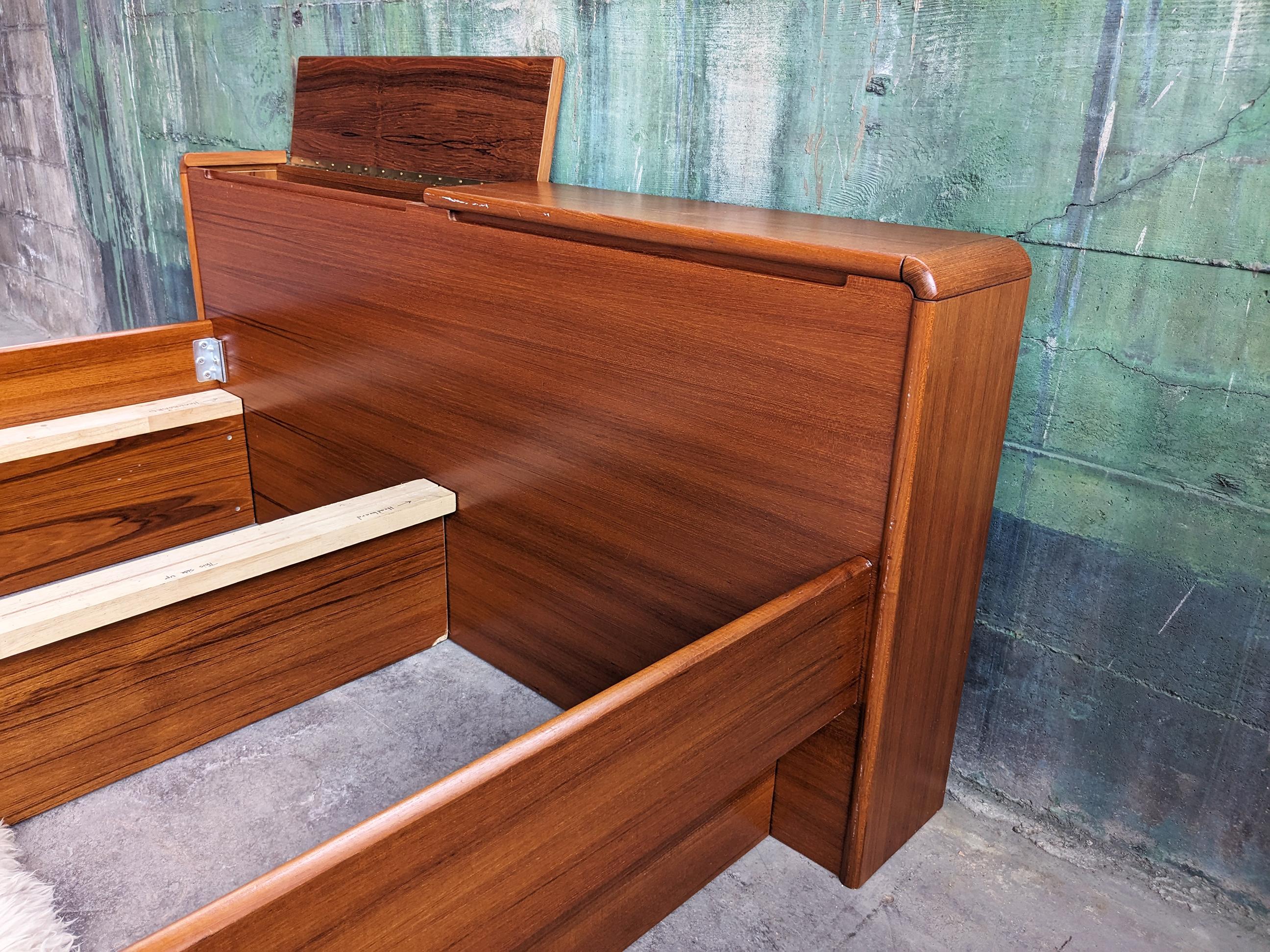 60s 70s Danish Modern Mid Century Teak Queen Bett w / Excellent Lagerung (Ende des 20. Jahrhunderts) im Angebot