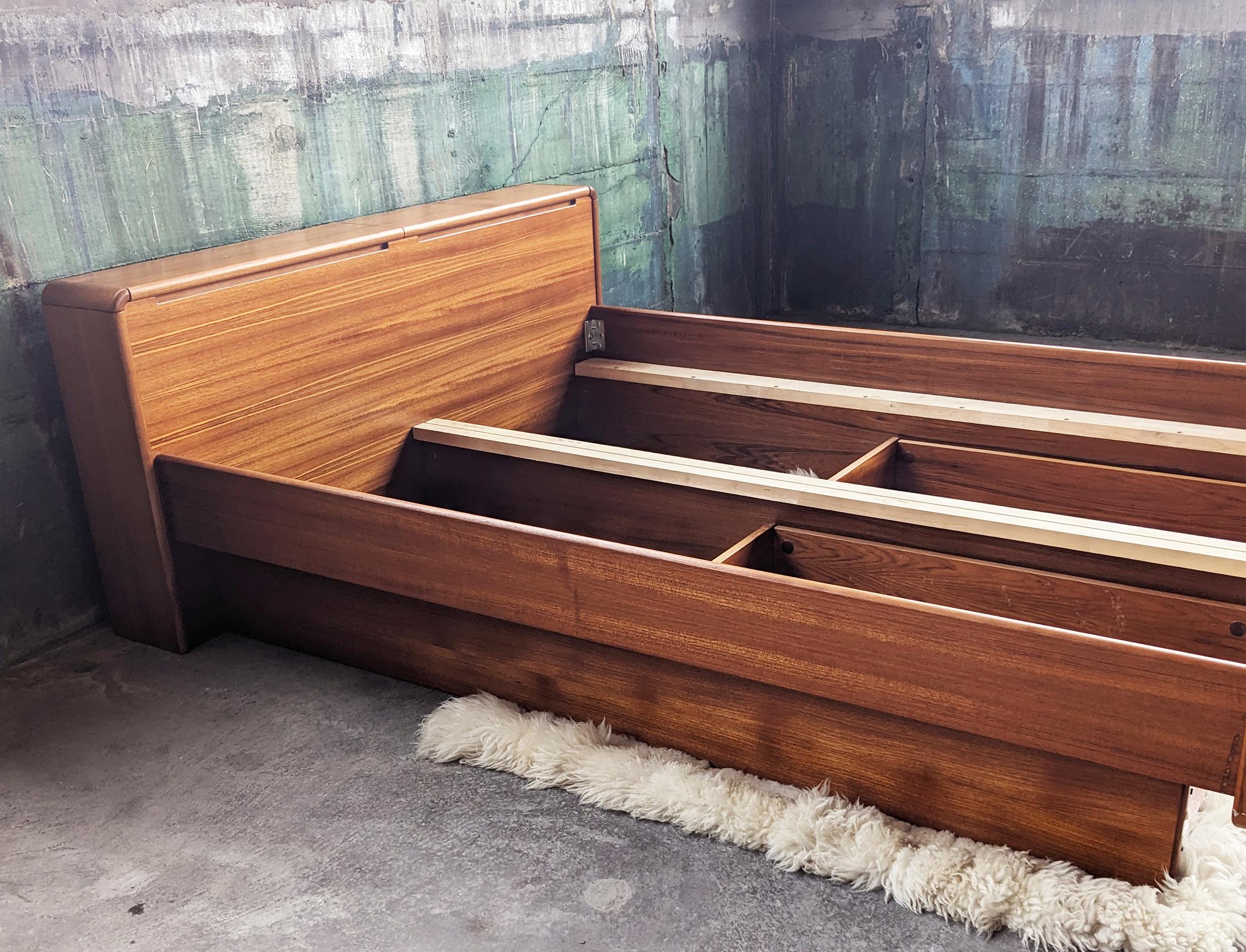 60s 70s Danish Modern Mid Century Teak Queen Bett w / Excellent Lagerung im Angebot 1