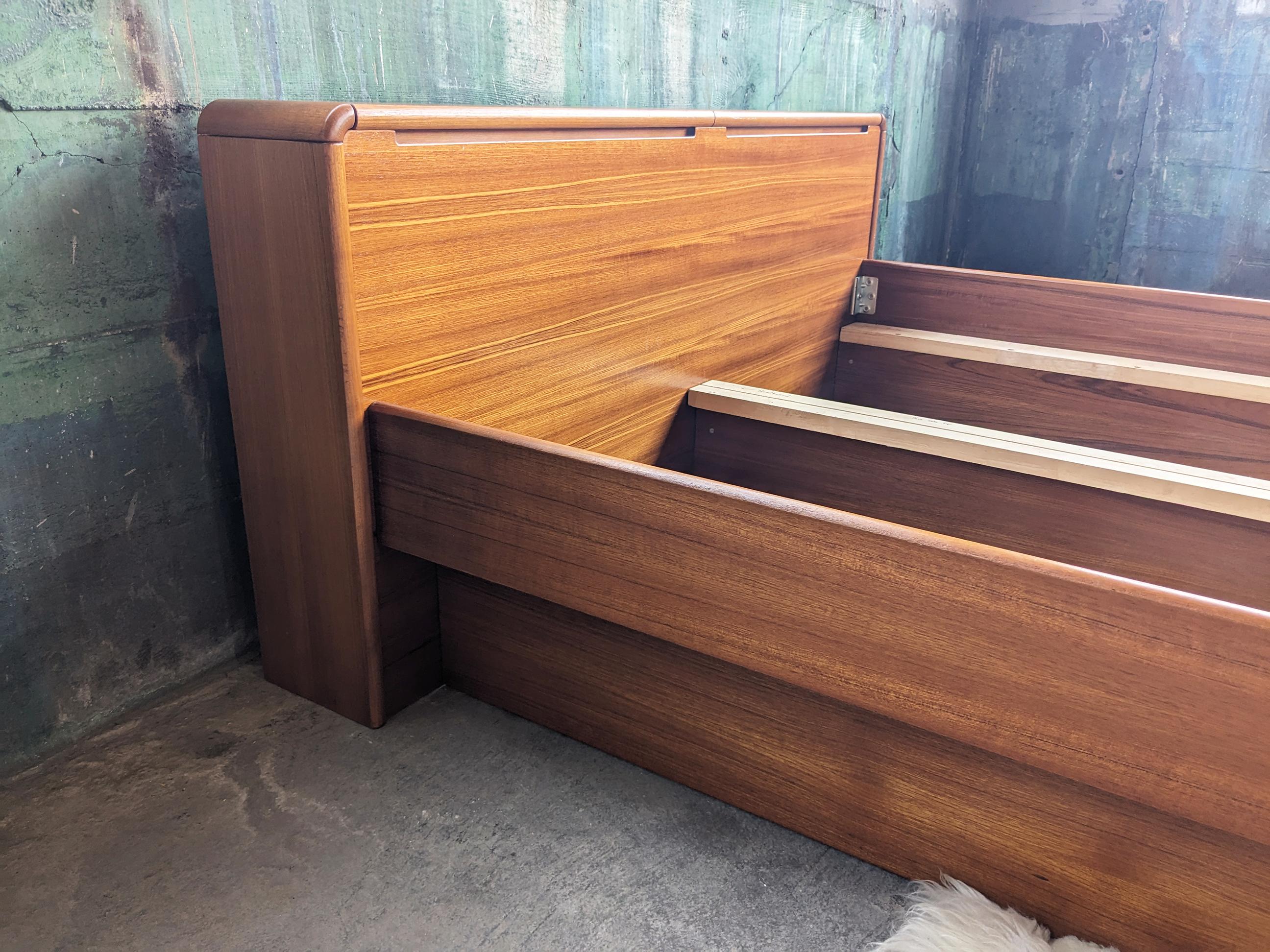 60s 70s Danish Modern Mid Century Teak Queen Bett w / Excellent Lagerung im Angebot 2