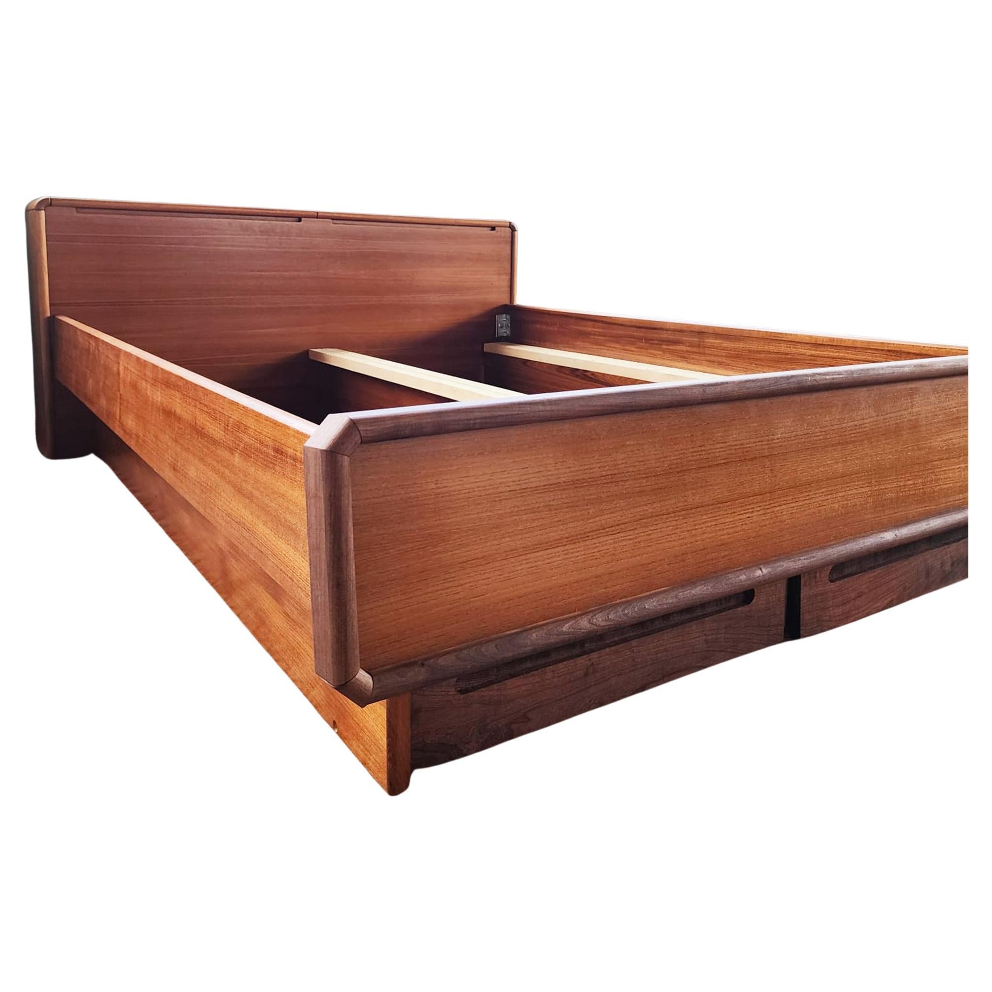 60s 70s Danish Modern Mid Century Teak Queen Bett w / Excellent Lagerung im Angebot