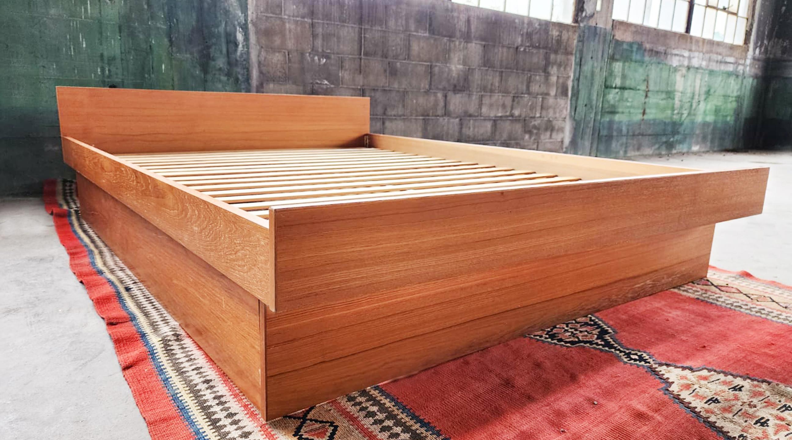 Scandinave moderne 60s 70s Danish Modern Mid Century Teak Queen Platform Bed, Classic Clean design en vente