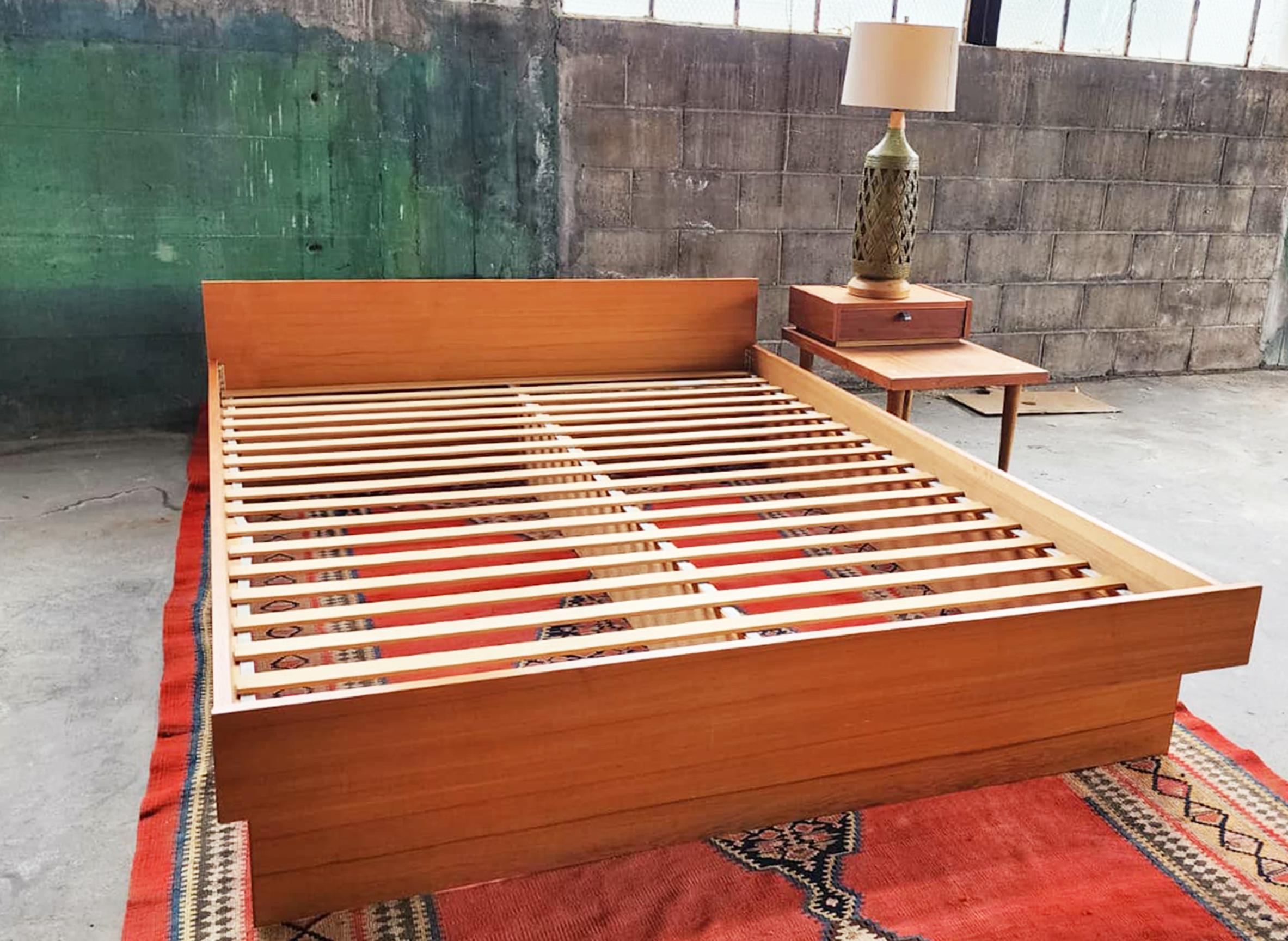Danois 60s 70s Danish Modern Mid Century Teak Queen Platform Bed, Classic Clean design en vente