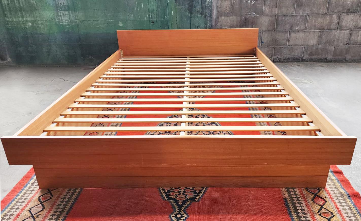 60s 70s Danish Modern Mid Century Teak Queen Platform Bed, Classic Clean design Bon état - En vente à Madison, WI