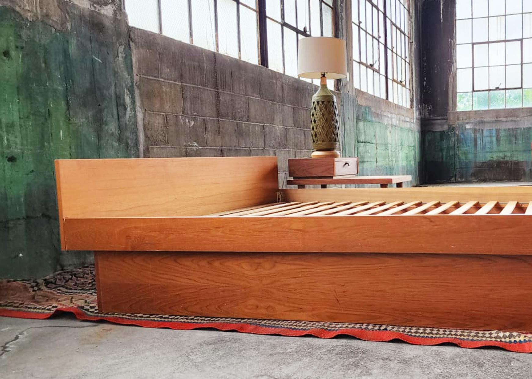 Fin du 20e siècle 60s 70s Danish Modern Mid Century Teak Queen Platform Bed, Classic Clean design en vente