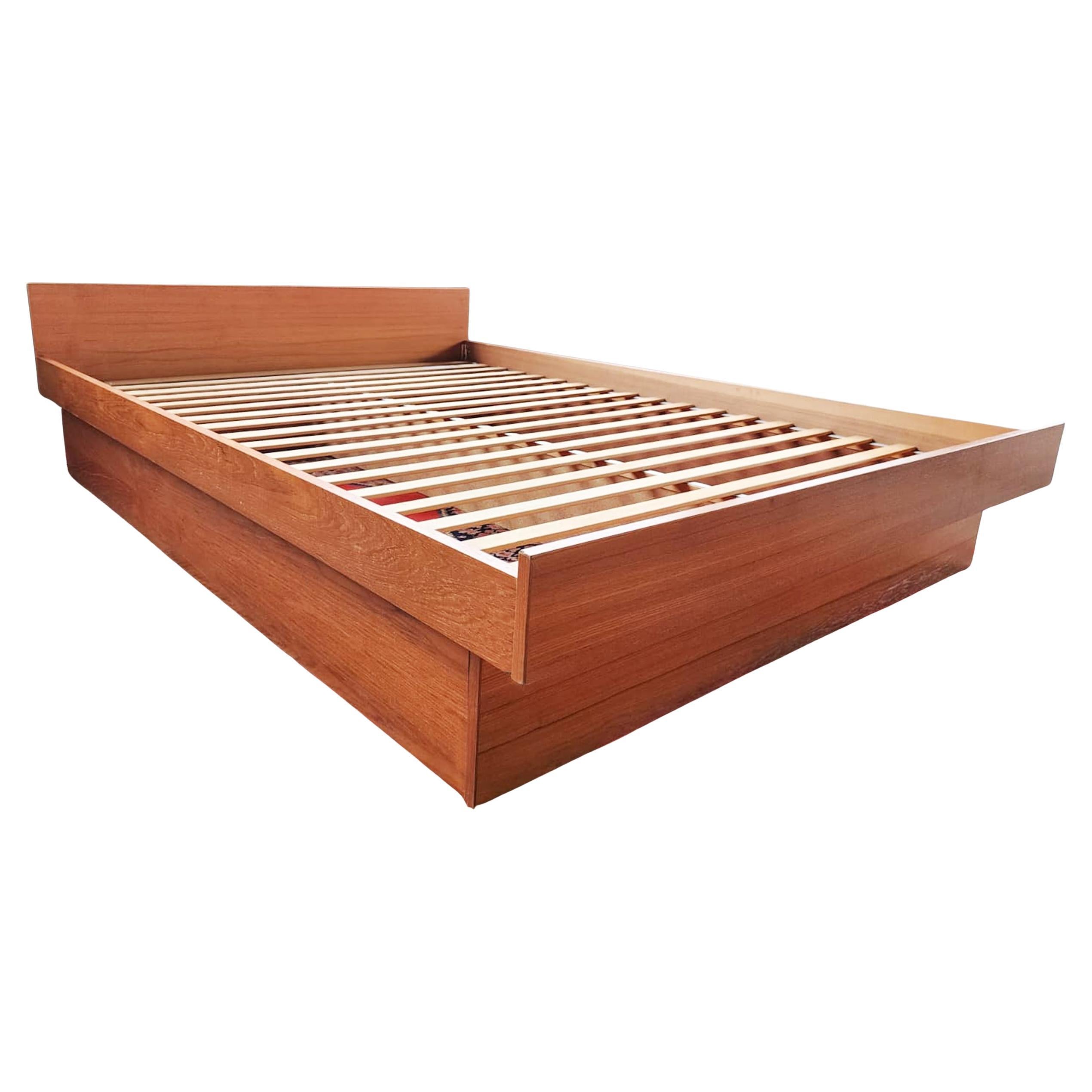 60s 70s Danish Modern Mid Century Teak Queen Platform Bed, Classic Clean design en vente