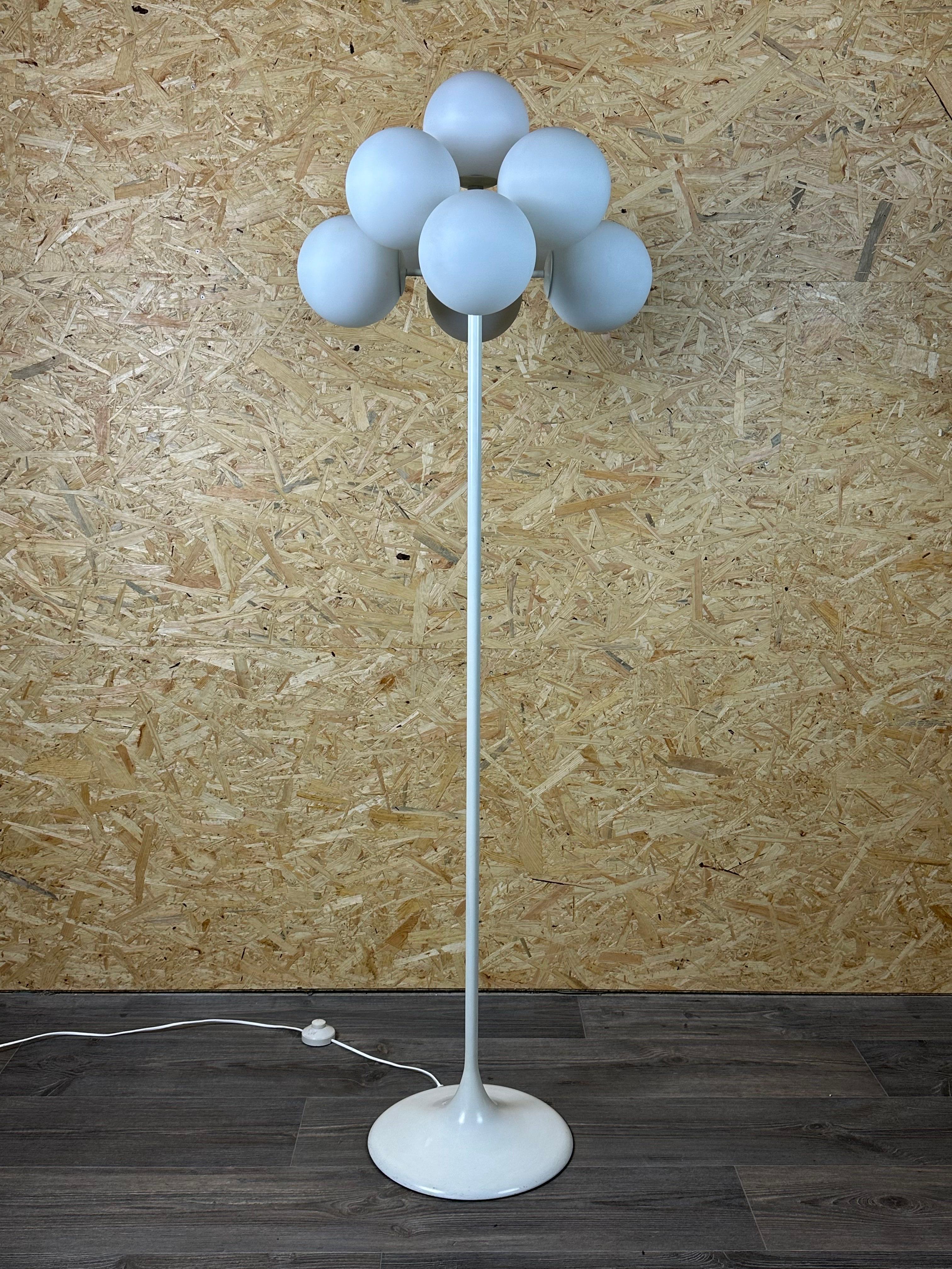 60s 70s Stehlampe Kugellampe von E.R. Nele für Temde Leuchten, Schweiz

Objekt: Stehleuchte

Hersteller: Temde, Schweiz

Zustand: gut

Alter: etwa 1960-1970

Abmessungen:

Durchmesser = 43cm
Höhe = 157cm

Sonstige Anmerkungen:

9x E14-Fassung

Die