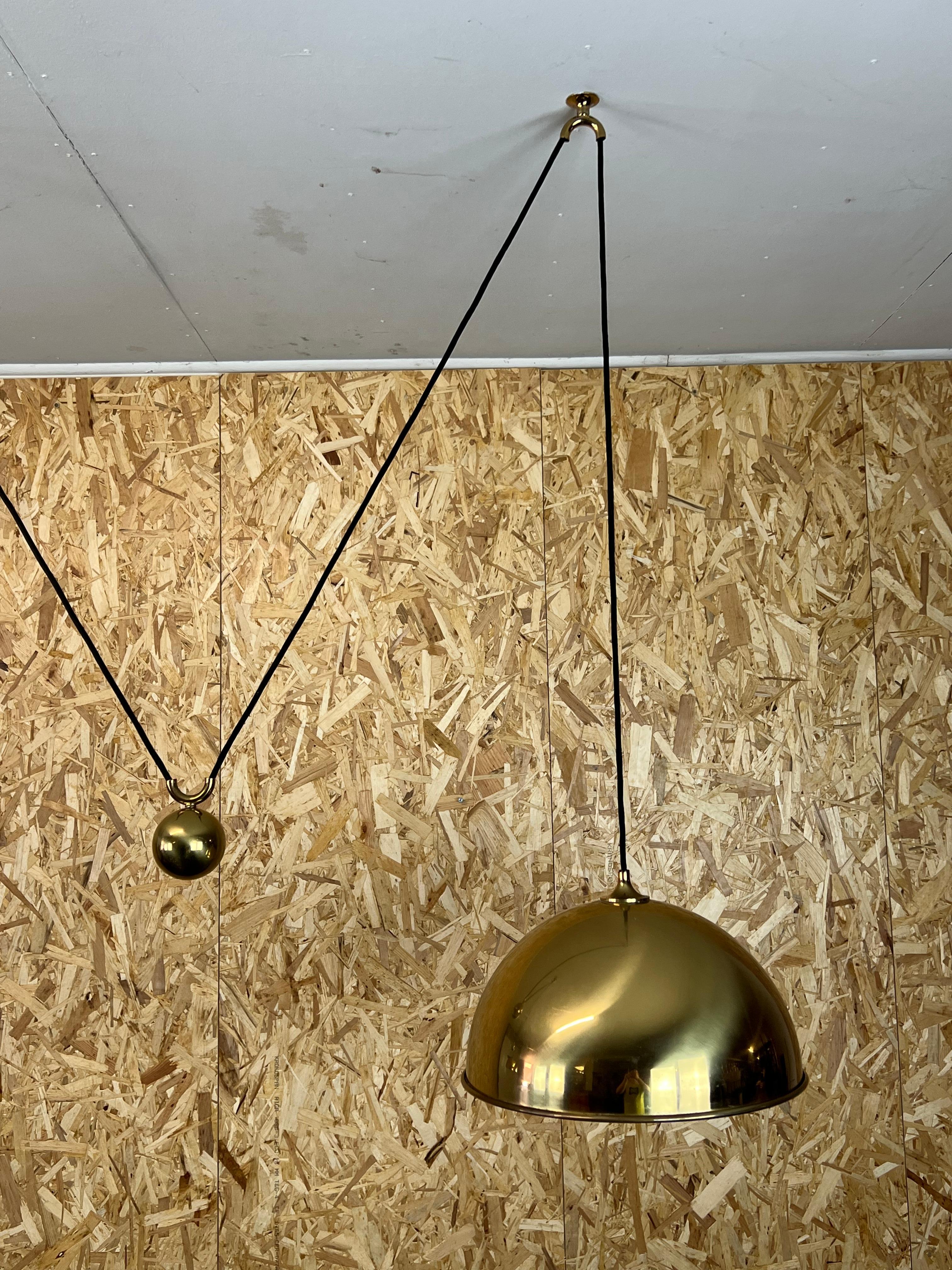 Fin du 20e siècle Lampe à suspension vintage Florian Schulz à double contrepoids en laiton avec motif de contrepoids (années 1960 - 1970) en vente