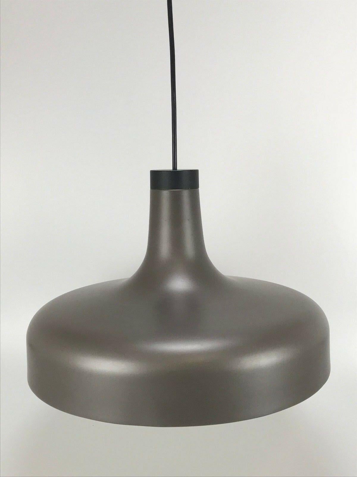 60s 70s lamp light ceiling lamp metal Staff Space Age Design 60s 70s

Object: ceiling lamp

Manufacturer: Staff

Condition: good

Age: around 1960-1970

Dimensions:

Diameter = 41cm
Height = 27cm

Other notes:

The pictures serve as