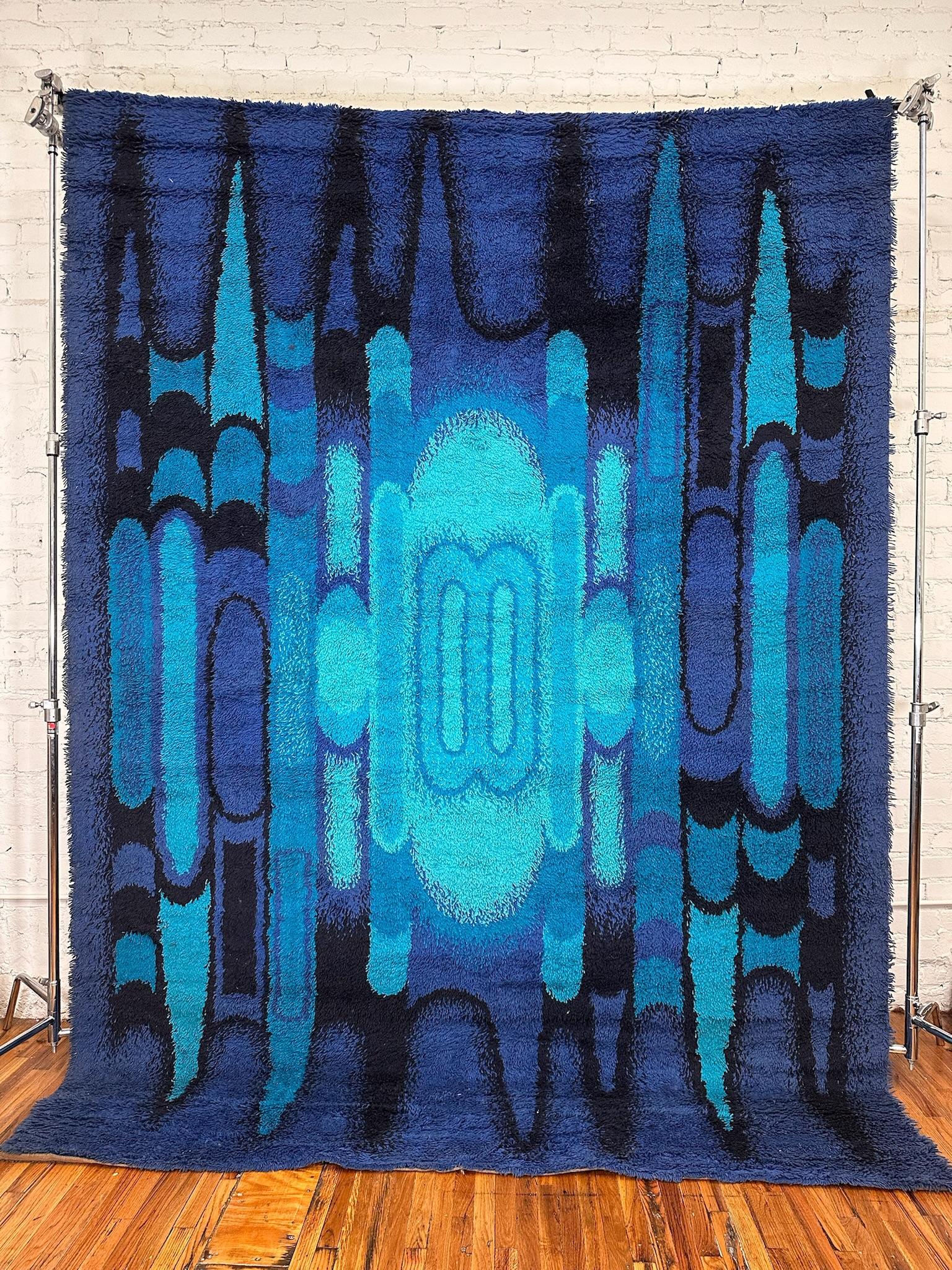 60's 70's Gespiegelt Blau Drip Abstrakt UNGEBRAUCHT Mid Century Modern Wolle Rya Rug im Zustand „Hervorragend“ im Angebot in Los Angeles, CA