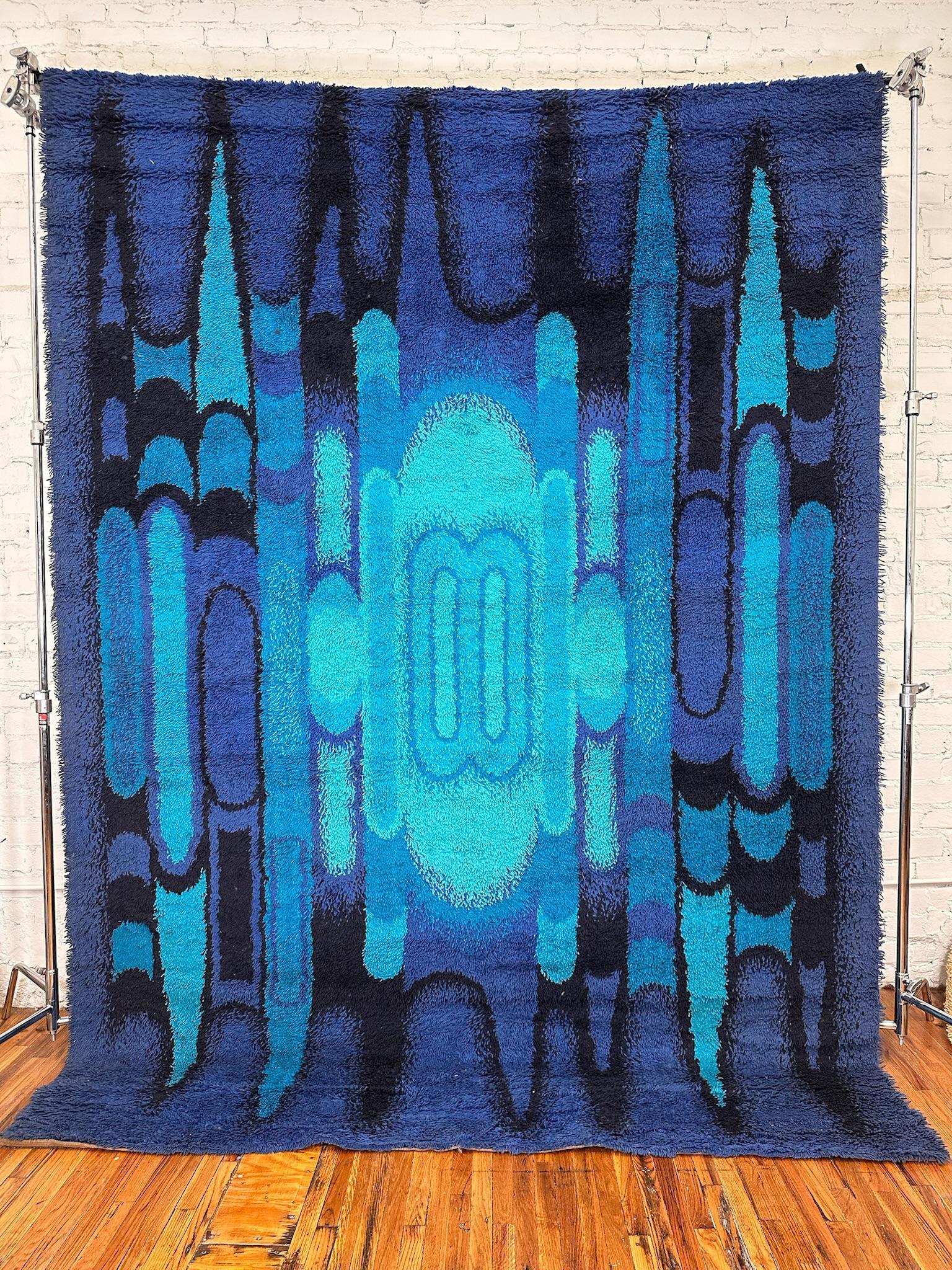 60's 70's Gespiegelt Blau Drip Abstrakt UNGEBRAUCHT Mid Century Modern Wolle Rya Rug (Mitte des 20. Jahrhunderts) im Angebot