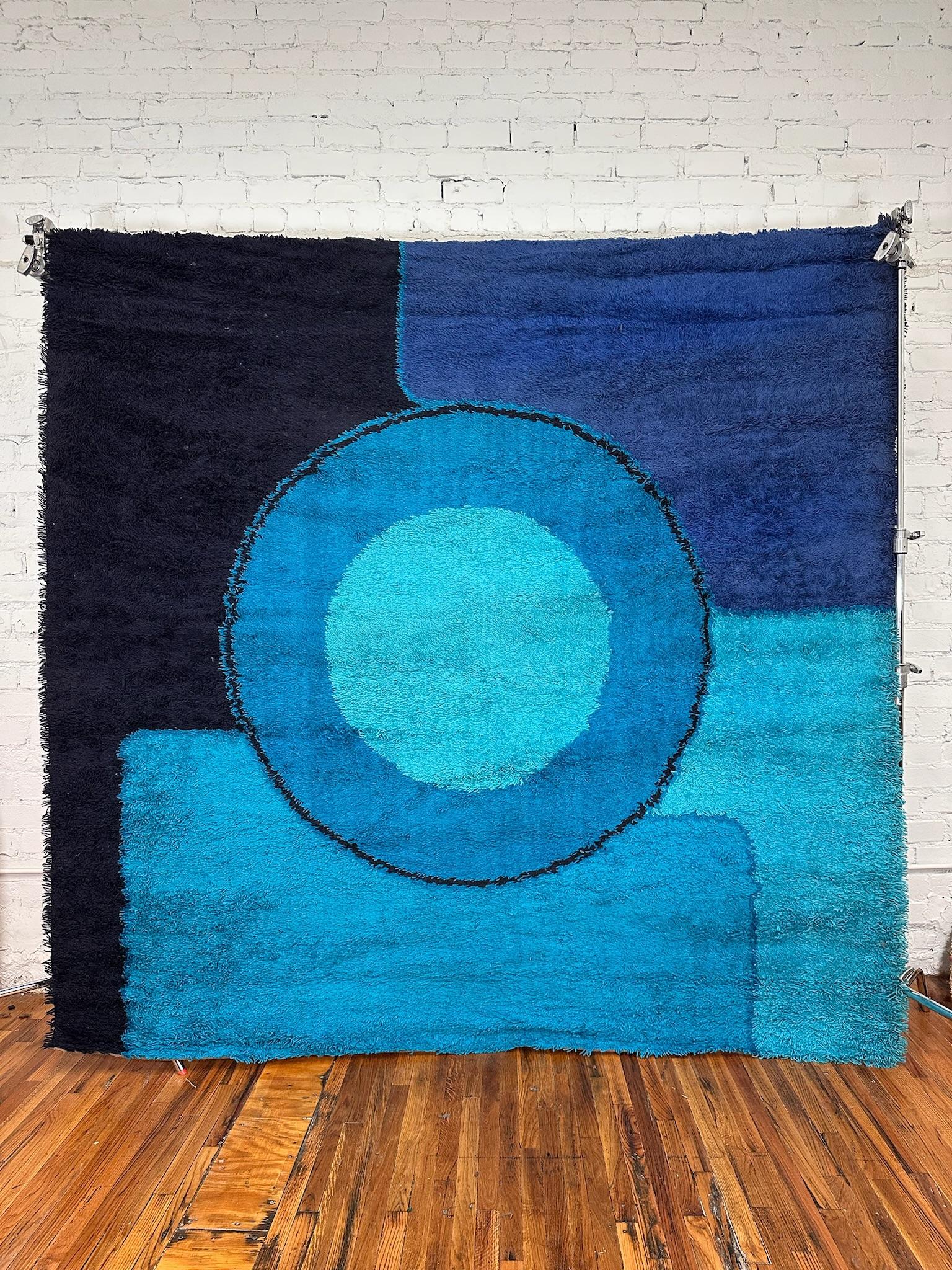 60's 70's Azul Marino Teal Círculo NO UTILIZADA Alfombra Rya de Lana Moderna de Mitad de Siglo en Excelente estado para la venta en Los Angeles, CA