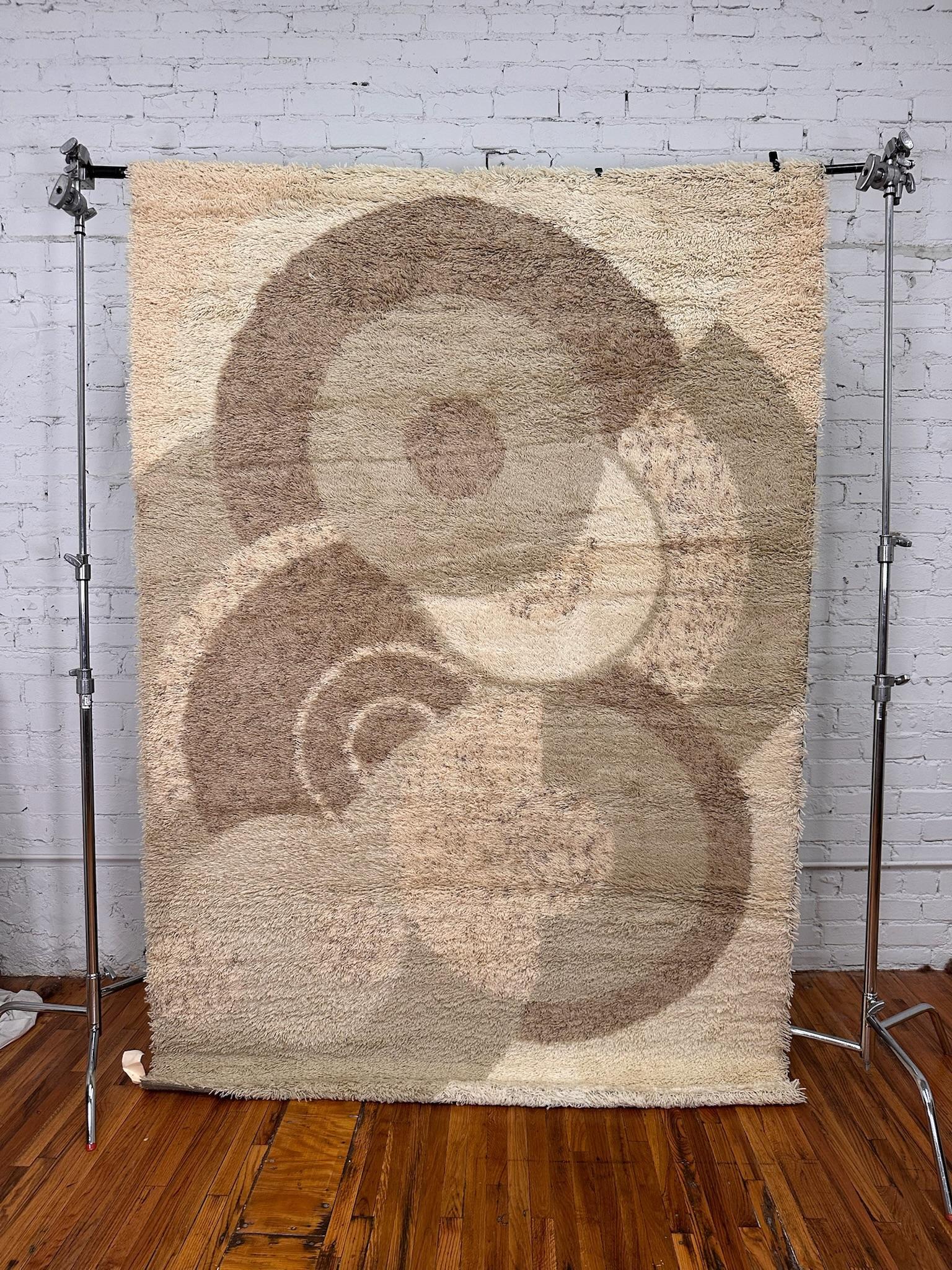 60's 70's Overlapping Circle Cream Light Brown UNUSED Mid Century Wool Rya Rug (Tapis de laine du milieu du siècle) Excellent état - En vente à Los Angeles, CA