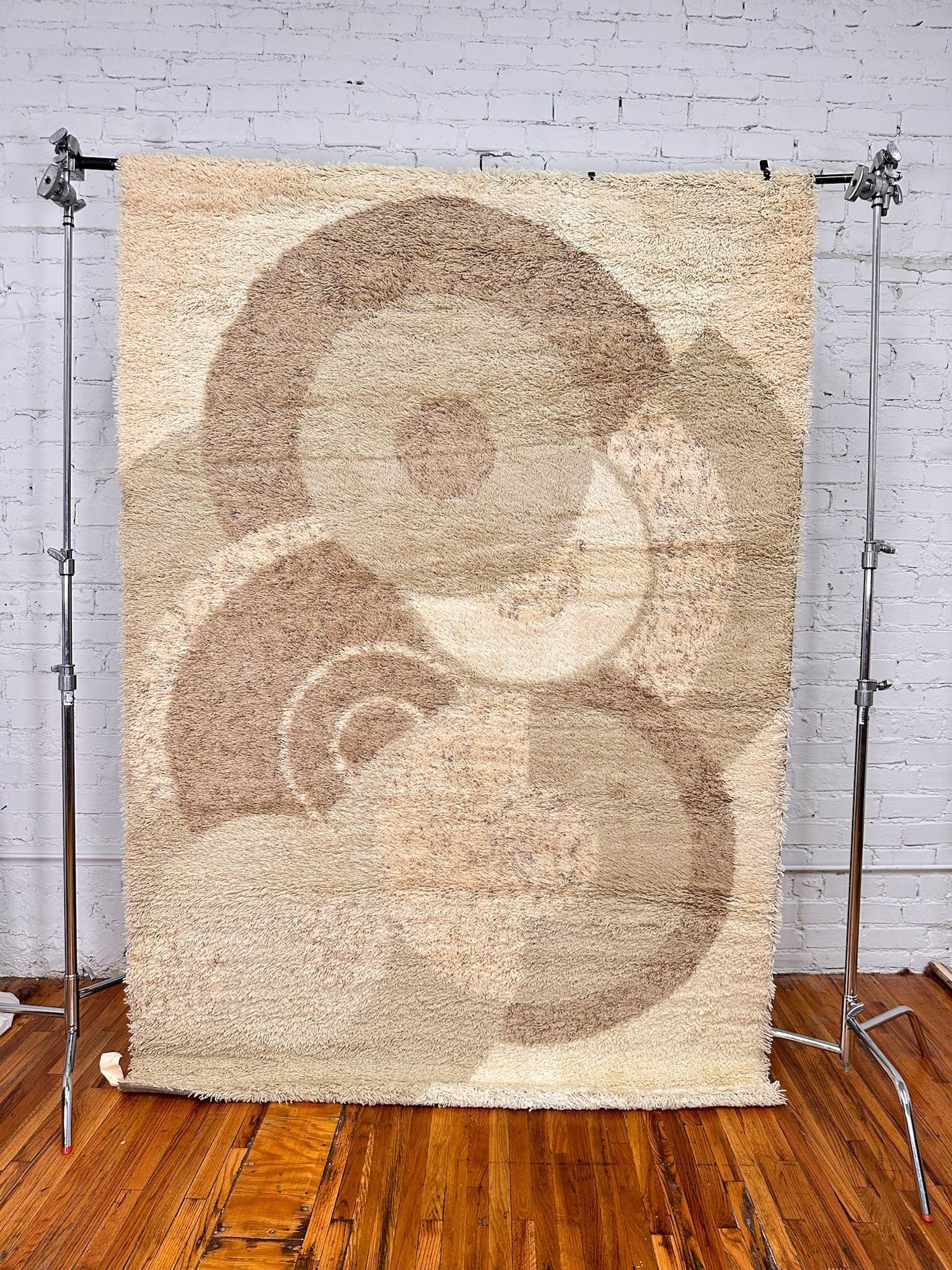 Milieu du XXe siècle 60's 70's Overlapping Circle Cream Light Brown UNUSED Mid Century Wool Rya Rug (Tapis de laine du milieu du siècle) en vente