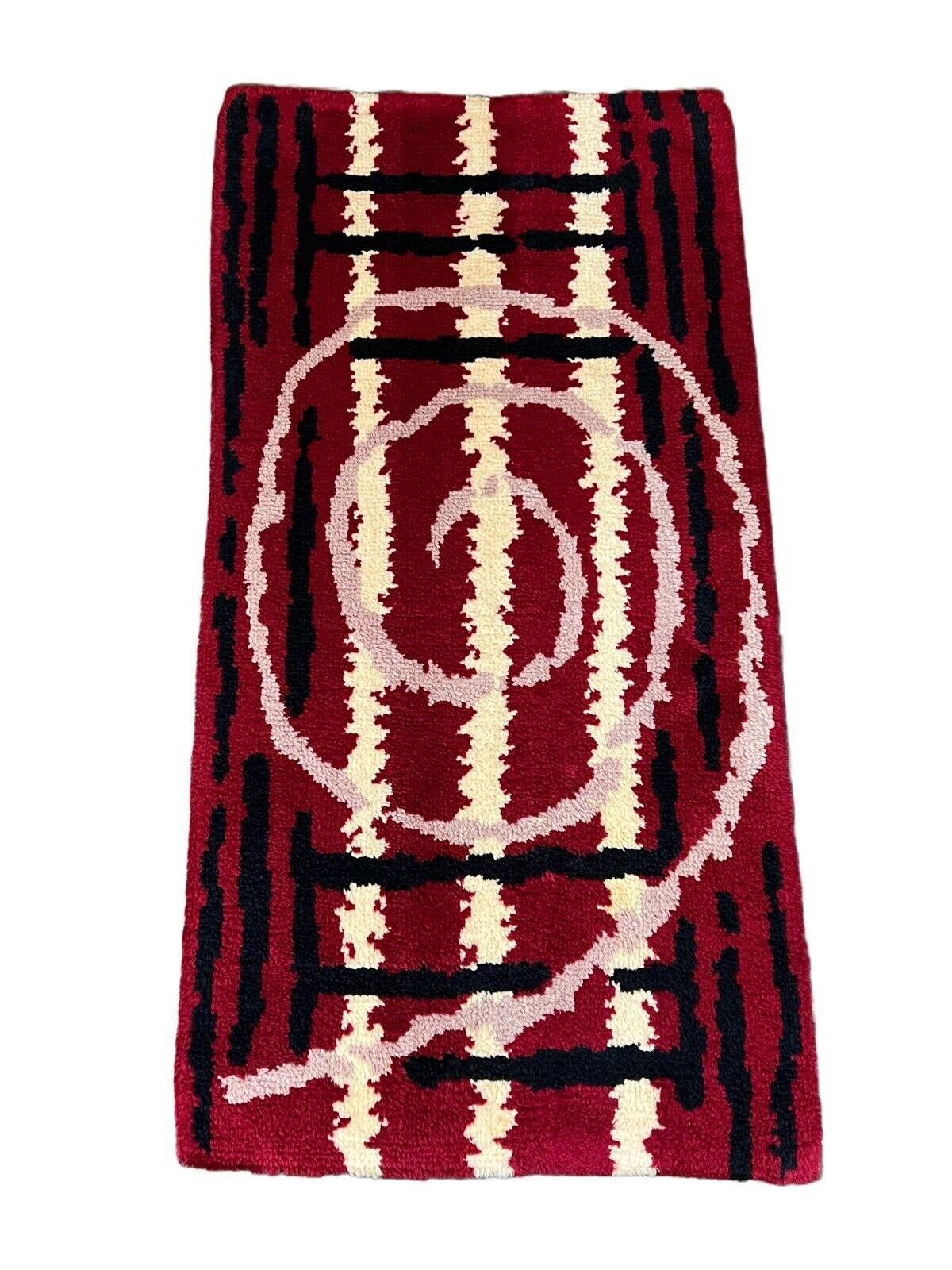 1960s-1970s runner rug carpet rug space age Denmark Danish Design

Object: carpet

Manufacturer:

Condition: good - vintage

Age: around 1960-1970

Dimensions:

Width = 90cm
Length = 180cm

Other notes:

The pictures serve as part