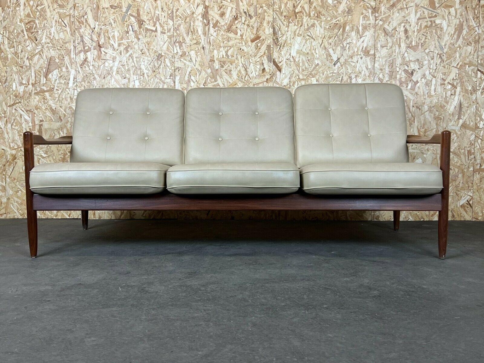 60s 70s sofa 3-seater couch seating set Danish Modern Design Denmark 60s 70s

Objet : canapé

Fabricant :

Condition : bon - vintage

Âge : environ 1960-1970

Dimensions :

192cm x 84cm x 81cm
Hauteur du siège = 41cm

Autres notes