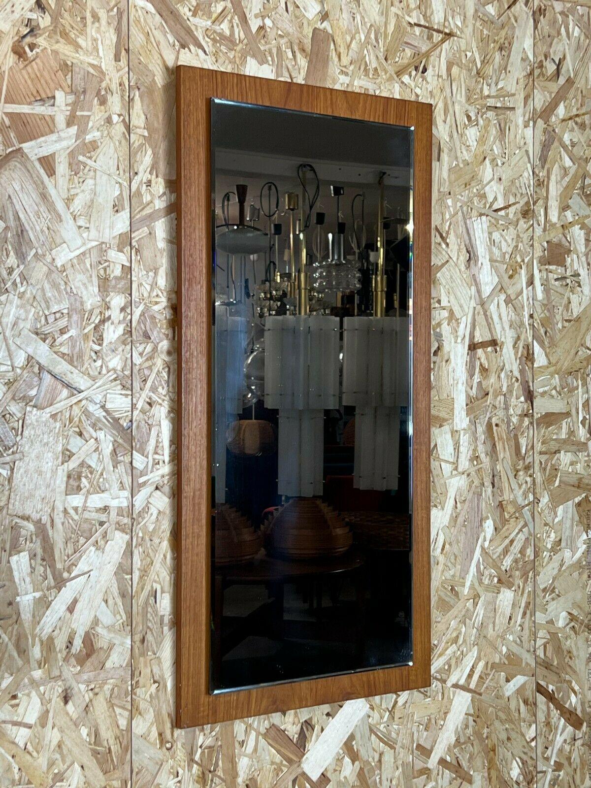 60s 70s Teck miroir miroir mural miroir design moderne danois Danemark 60s

Objet : miroir mural

Fabricant :

État : bon

Âge : environ 1960-1970

Dimensions :

77cm x 37cm x 2.5cm

Autres notes :

Les photos font partie de la