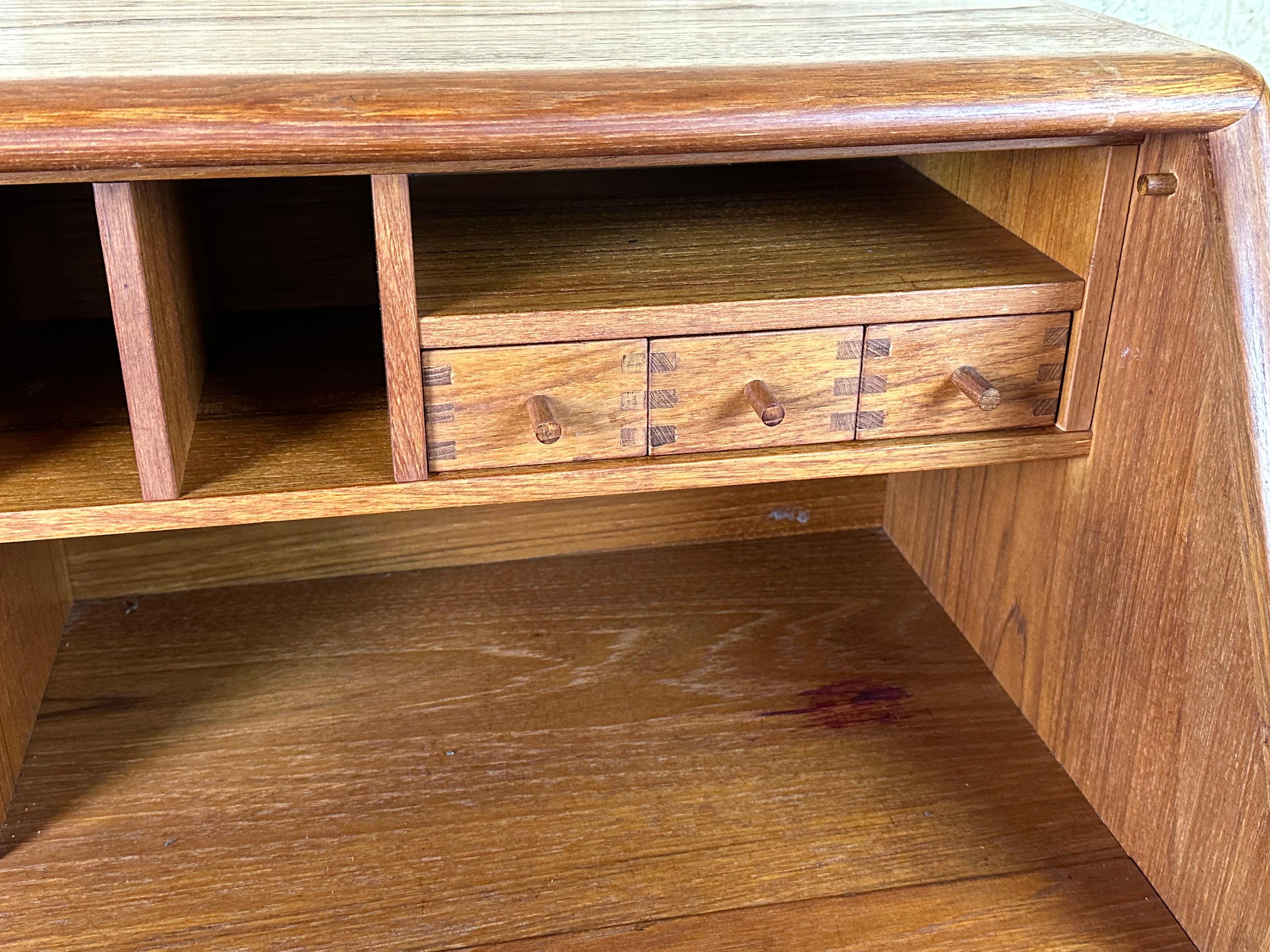 60s 70s teck secrétaire commode Danish Modern by Dyrlund Denmark en vente 8