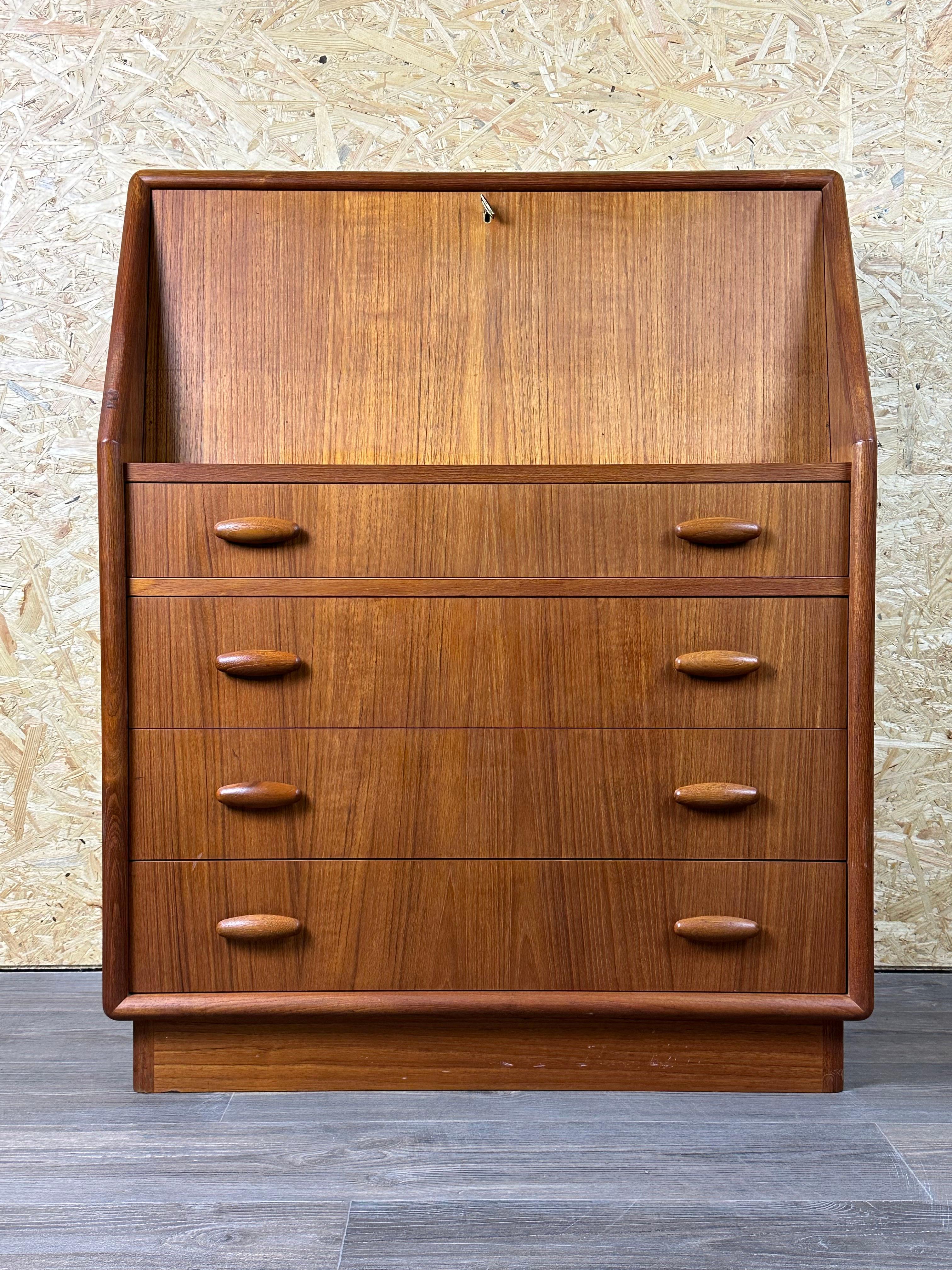60s 70s teck secrétaire commode Danish Modern by Dyrlund Denmark  

Objet : Secrétaire

Fabricant : Dyrlund

Condit : bon

Âge : environ 1960-1970

Dimensions :

Largeur = 82,5 cm
Profondeur = 46,5 cm
Hauteur = 102,5 cm

Autres notes :

Les photos