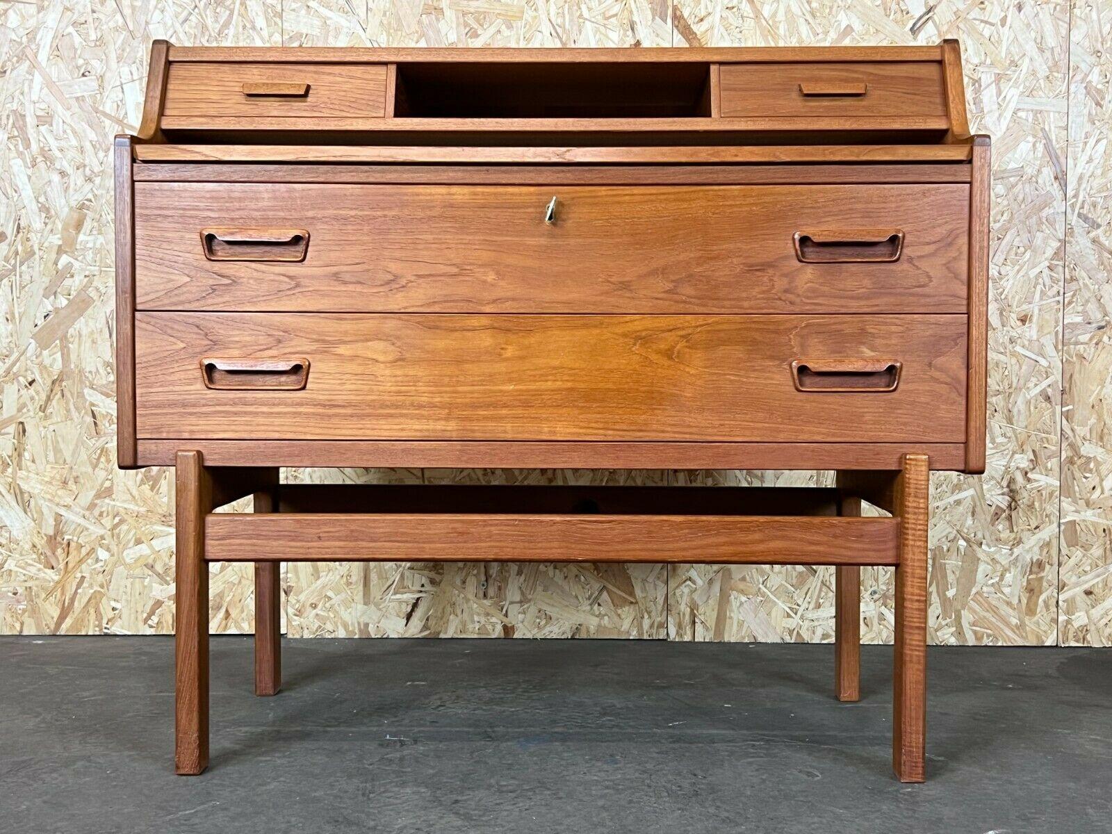 60s 70s Teak secretary Danish Modern desk Arne Wahl Iversen Design 60s

Object: secretary

Manufacturer: Arne Wahl Iversen

Condition: good

Age: around 1960-1970

Dimensions:

95cm x 44cm x 84cm

Other notes:

The pictures serve as