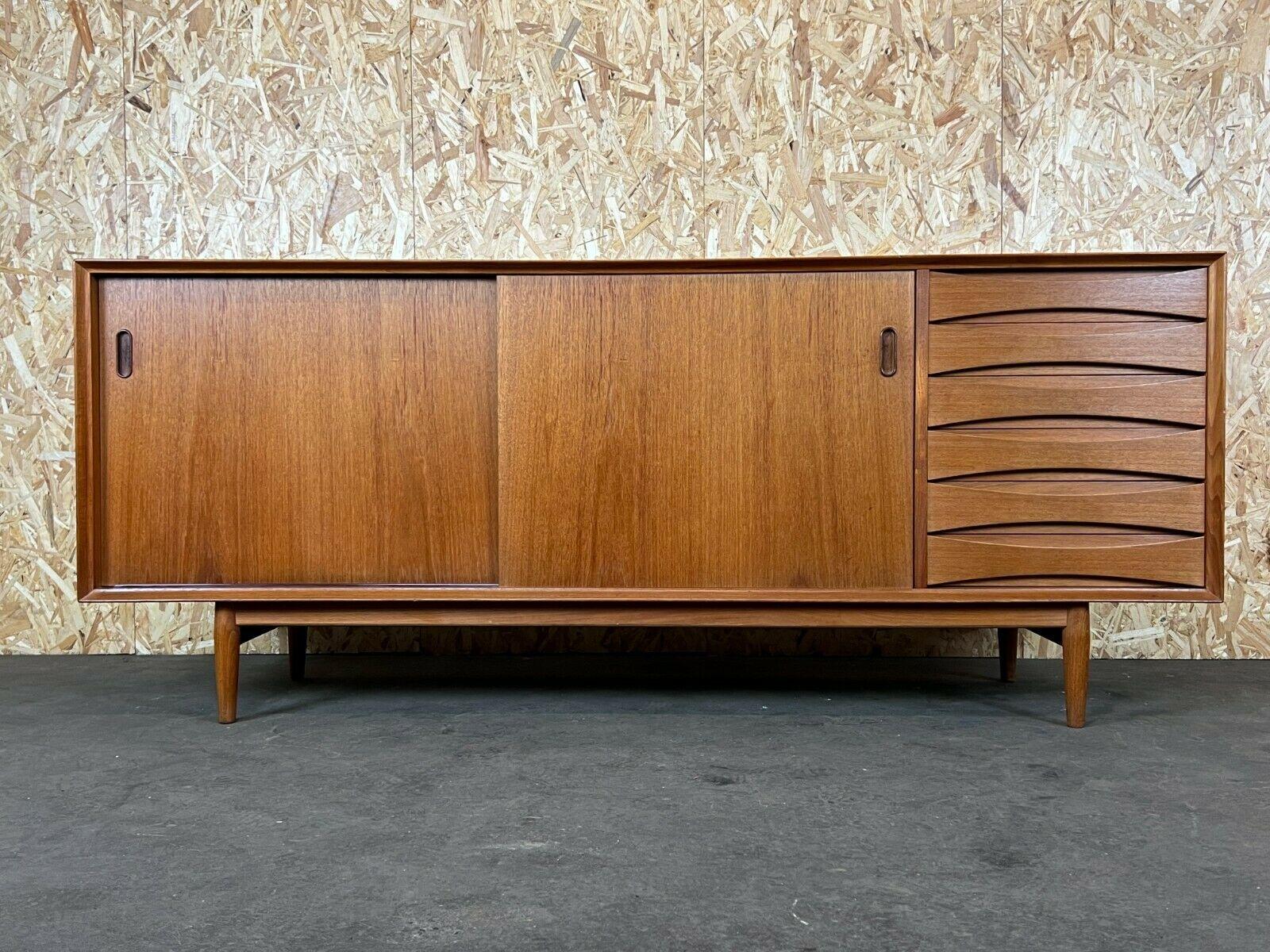 60s 70s teak sideboard Arne Vodder OS29 Triennale for Sibast Furniture

Object: sideboard

Manufacturer: Sibast Furniture

Condition: good

Age: around 1960-1970

Dimensions:

182.5cm x 49.5cm x 75.5cm

Other notes:

The pictures