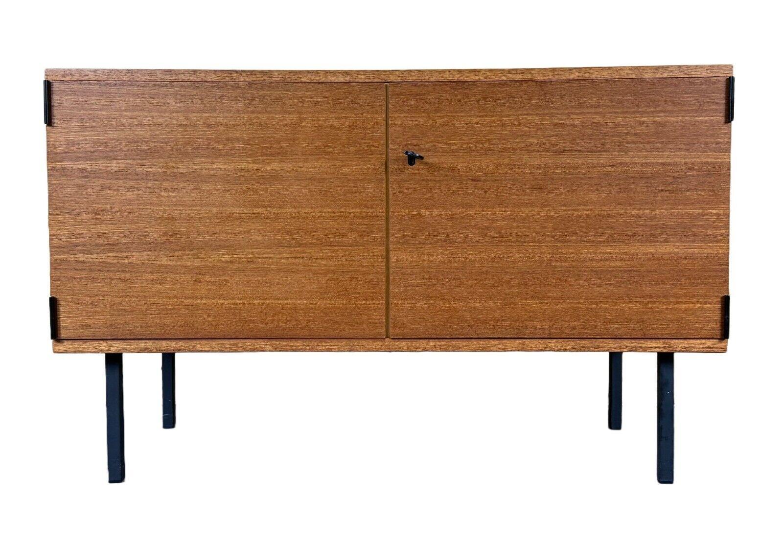60s 70s teak sideboard cabinet Rego Mobile Danish Modern Design

Object: sideboard

Manufacturer: Rego Mobile Furniture

Condition: good - vintage

Age: around 1960-1970

Dimensions:

Width = 95cm
Depth = 40cm
Height = 60cm

Material: teak,