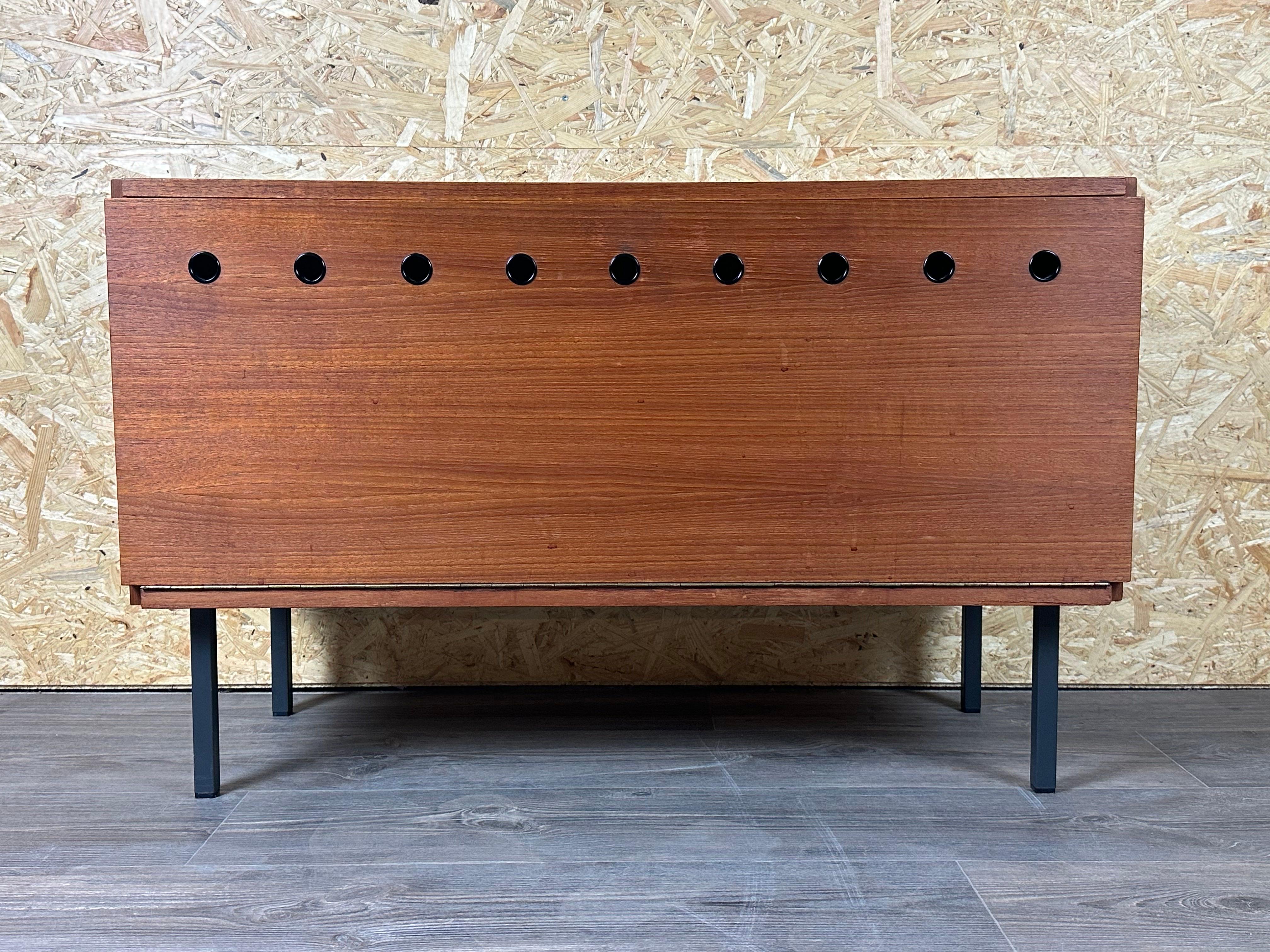 60s 70s teak sideboard cabinet Rego Mobile Danish Modern Design

Object: sideboard

Manufacturer: Rego Mobile Furniture

Condition: good - vintage

Age: around 1960-1970

Dimensions:

Width = 95cm
Depth = 40cm
Height = 60cm

Material: teak,