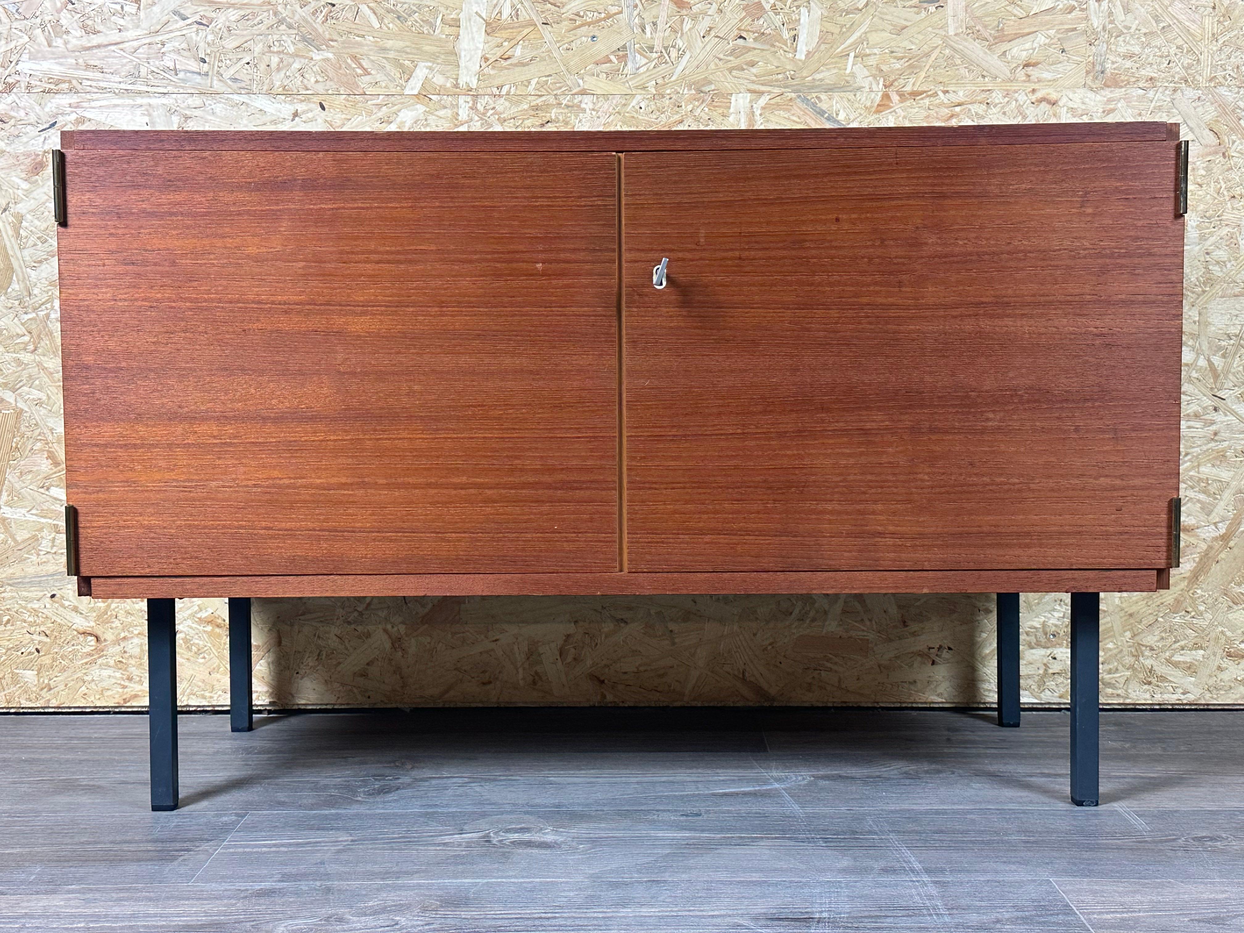 60s 70s teak sideboard cabinet Rego Mobile Danish Modern Design

Object: sideboard

Manufacturer: Rego Mobile Furniture

Condition: good - vintage

Age: around 1960-1970

Dimensions:

Width = 95cm
Depth = 40cm
Height = 60cm

Material: teak,