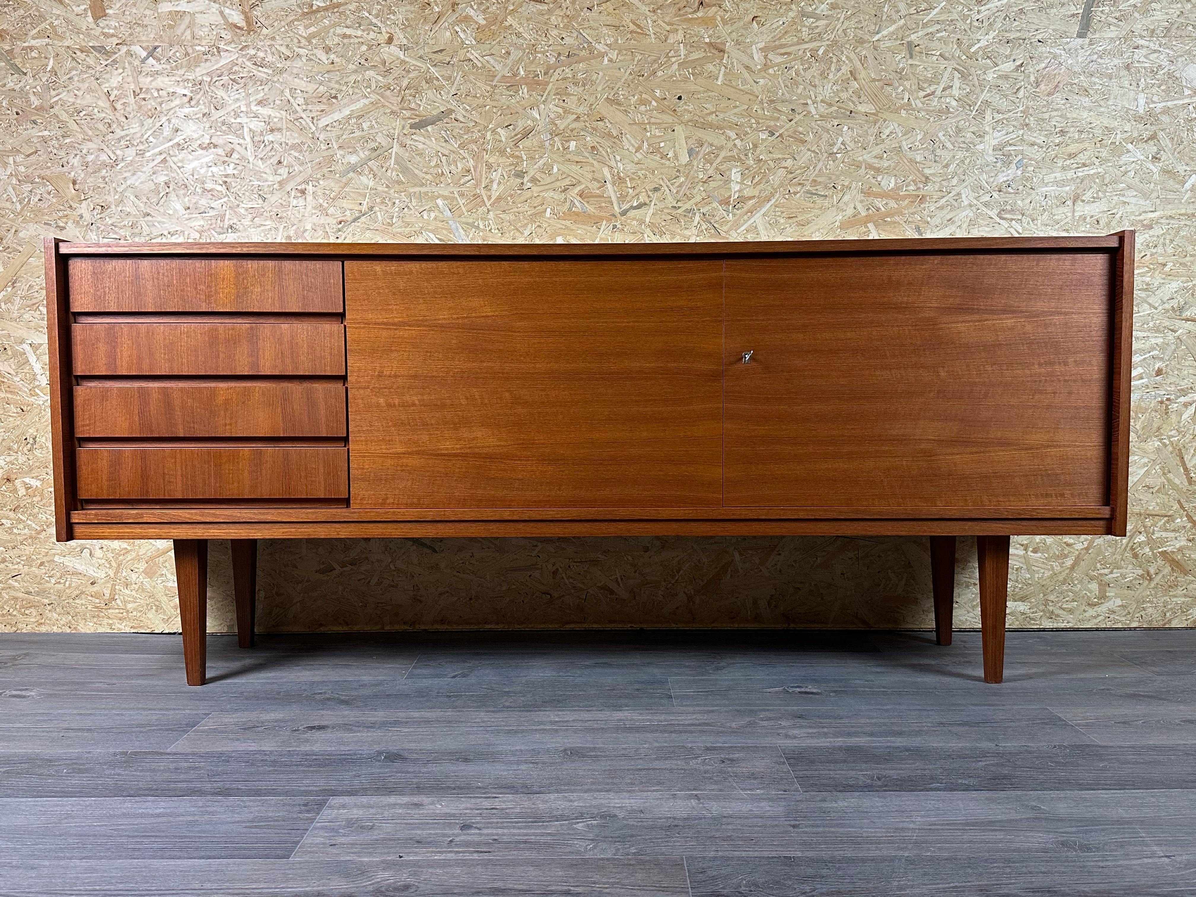 60s 70s Aparador de Teca Armario Credenza Diseño Moderno Danés Dinamarca 70s 

Objeto: aparador

Fabricante:

Estado: bueno

Edad: alrededor de 1960-1970

Dimensiones:

Anchura = 200 cm
Profundidad = 44 cm
Altura = 86,5 cm

Otras notas:

Las fotos