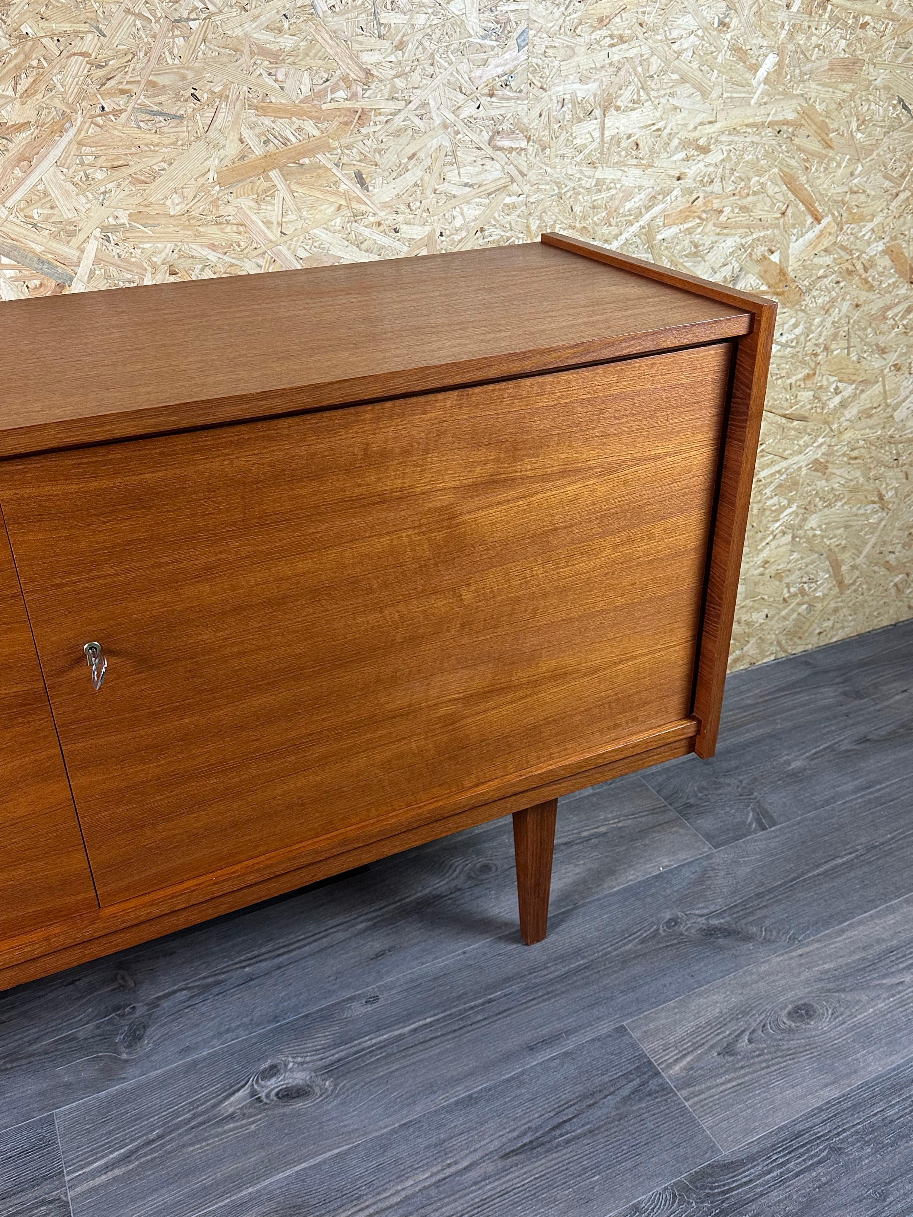 60s 70s Aparador de Teca Armario Credenza Diseño Moderno Danés Dinamarca 70s mediados del siglo XX en venta