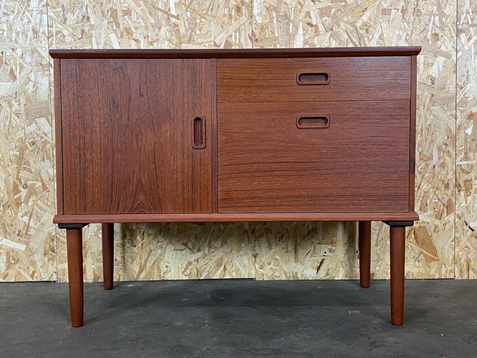 60s 70s teak sideboard Credenza cabinet Danish Modern Design Denmark 70s

Object: sideboard

Manufacturer:

Condition: good

Age: around 1960-1970

Dimensions:

85cm x 40cm x 66cm

Other notes:

The pictures serve as part of the