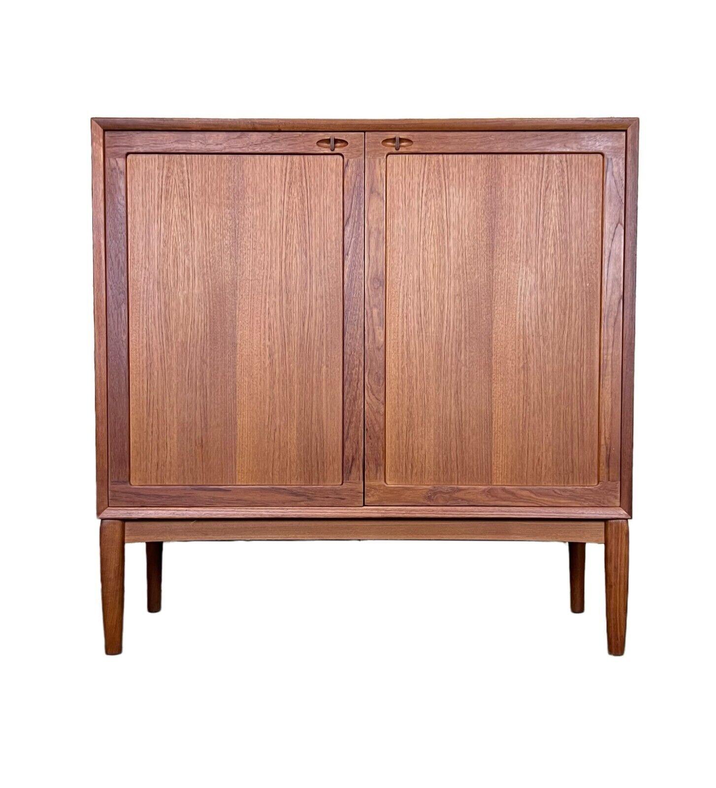 60s 70s teak sideboard highboard H.W Klein for Bramin Danish Design

Object: sideboard

Manufacturer: Bramin

Condition: good

Age: around 1960-1970

Dimensions:

Width = 124.5cm
Depth = 45cm
Height = 124cm

Other notes:

The