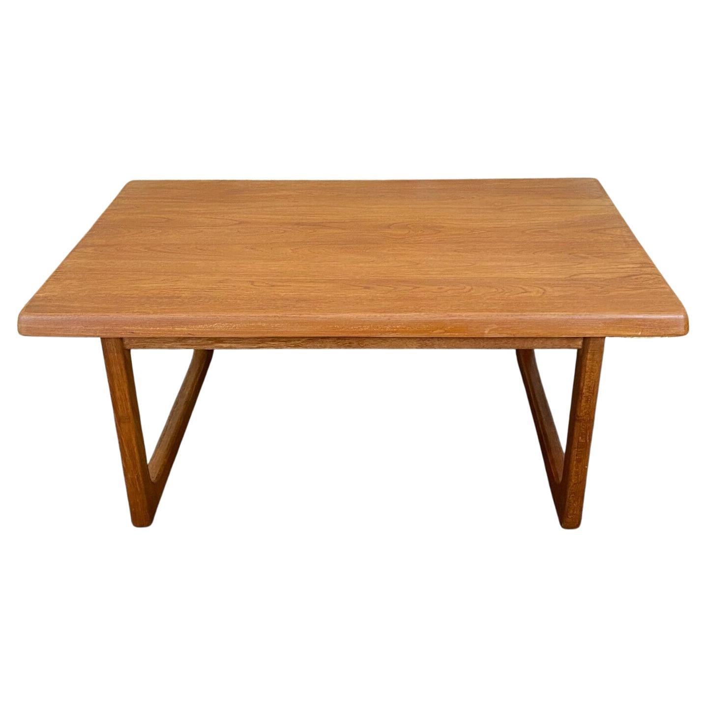 Table d'appoint ou table basse en teck des années 60 et 70 Niels Bach Design Danemark