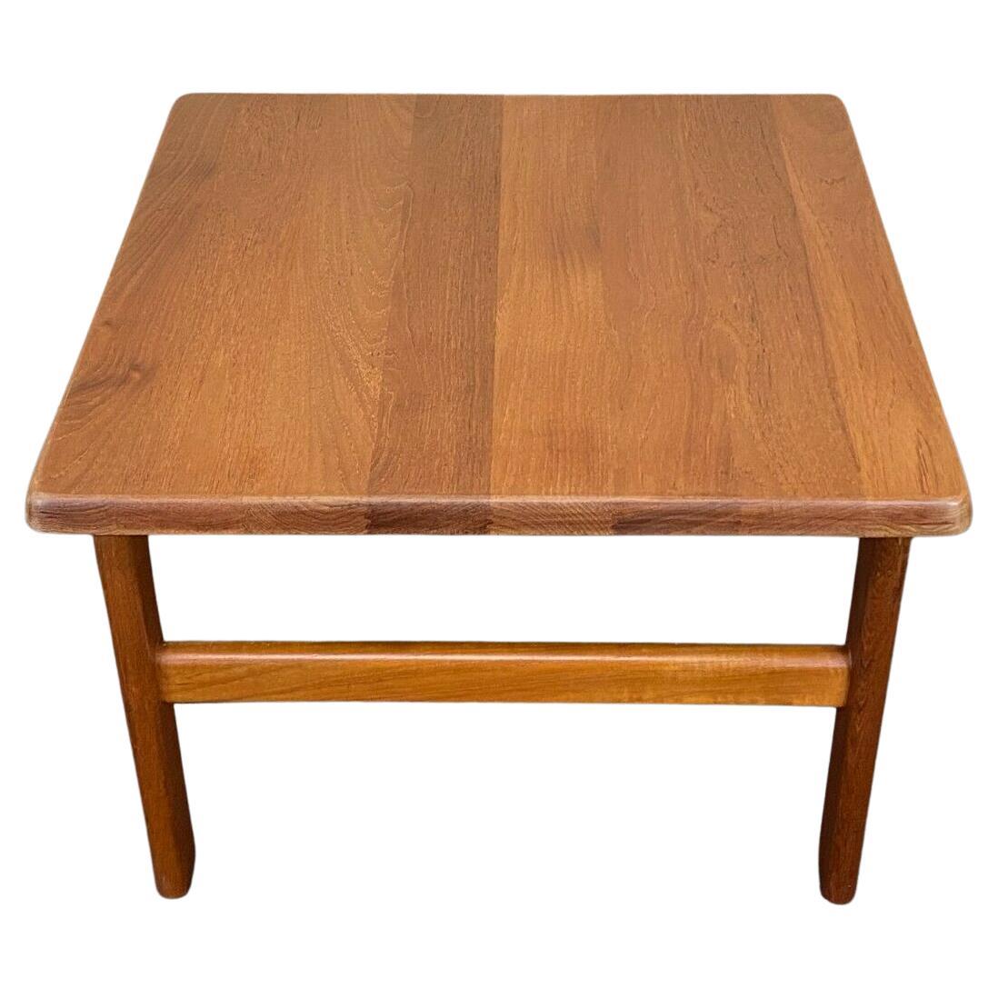 Table d'appoint ou table basse en teck des années 60 et 70 Niels Bach Design Danemark