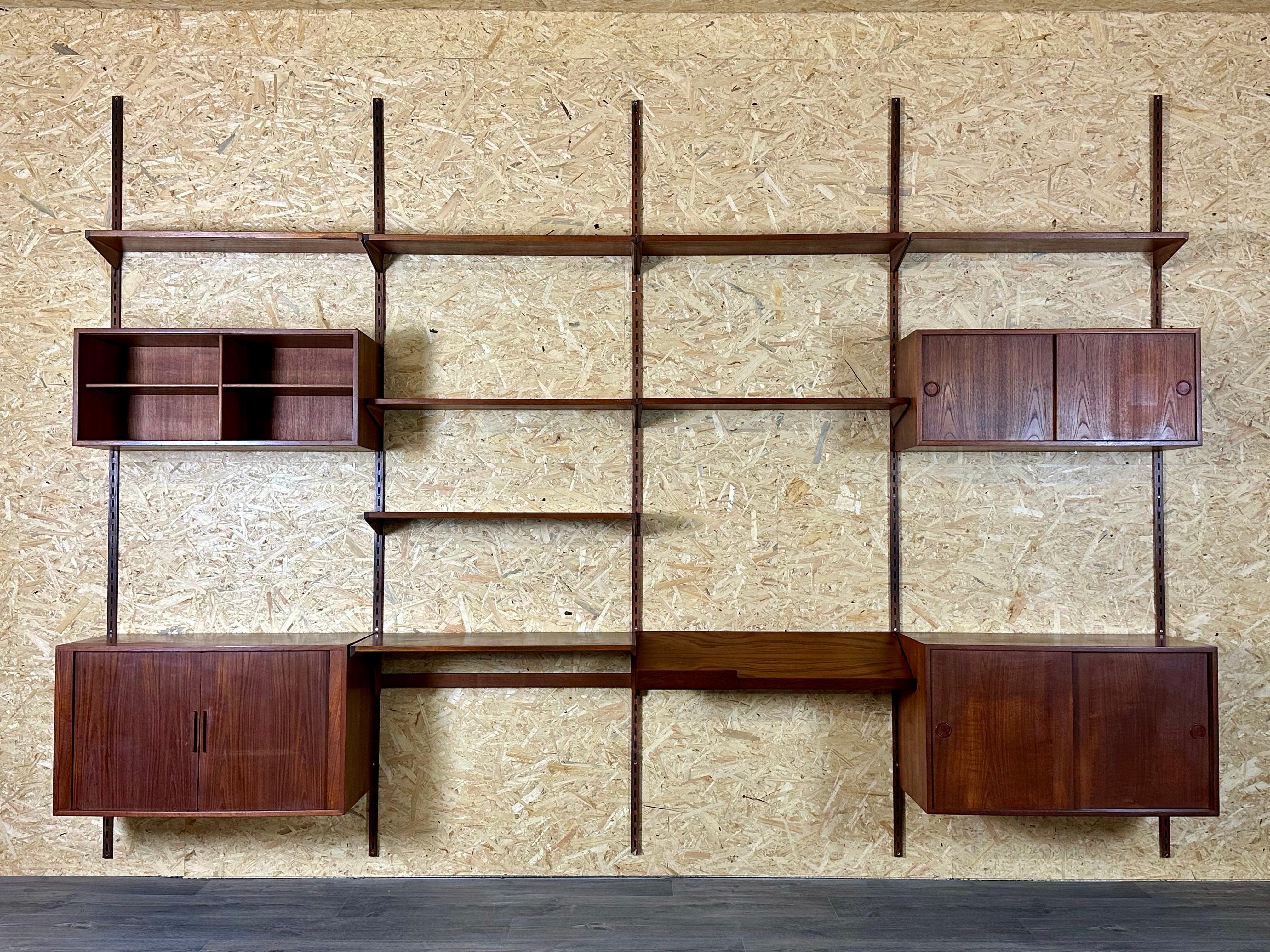 Scaffale da parete in teak anni '60/'70 Wall Unit Kai Kristiansen per FM Møbler Danimarca

And Objects: Pensile

Produttore: Kai Kristiansen, FM Mobler

Condit: vintage - buono

Età: circa 1960-1970

Dimensioni:

Larghezza = 348 cm 
Profondità =