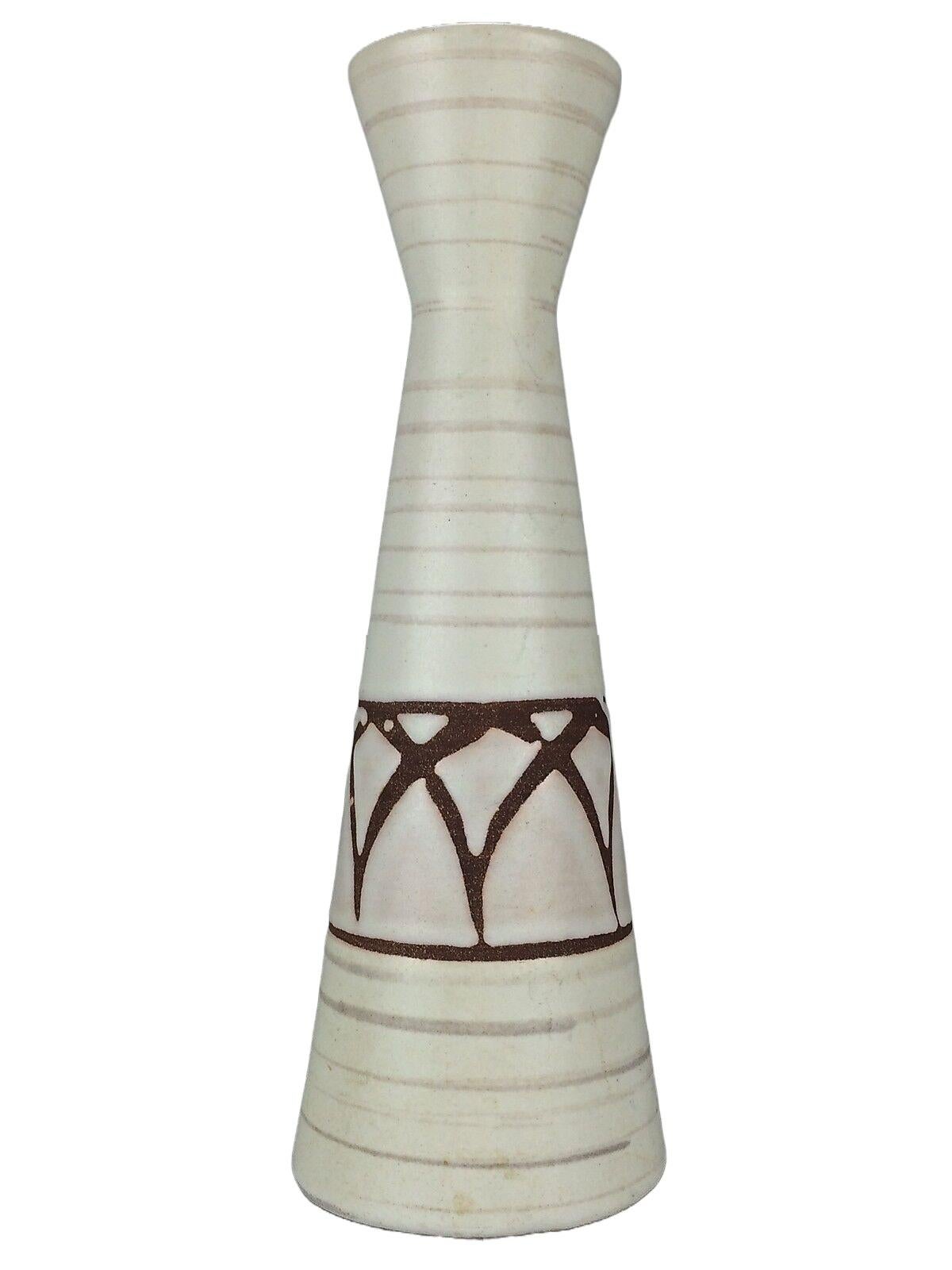70s Vase flower vase ceramic vase table vase ceramic white brown space age.

Object: vase

Manufacturer:

Condition: good

Age: around 1960-1970

Dimensions:

Diameter = 10cm
Height = 28cm

Other notes:

The pictures serve as part