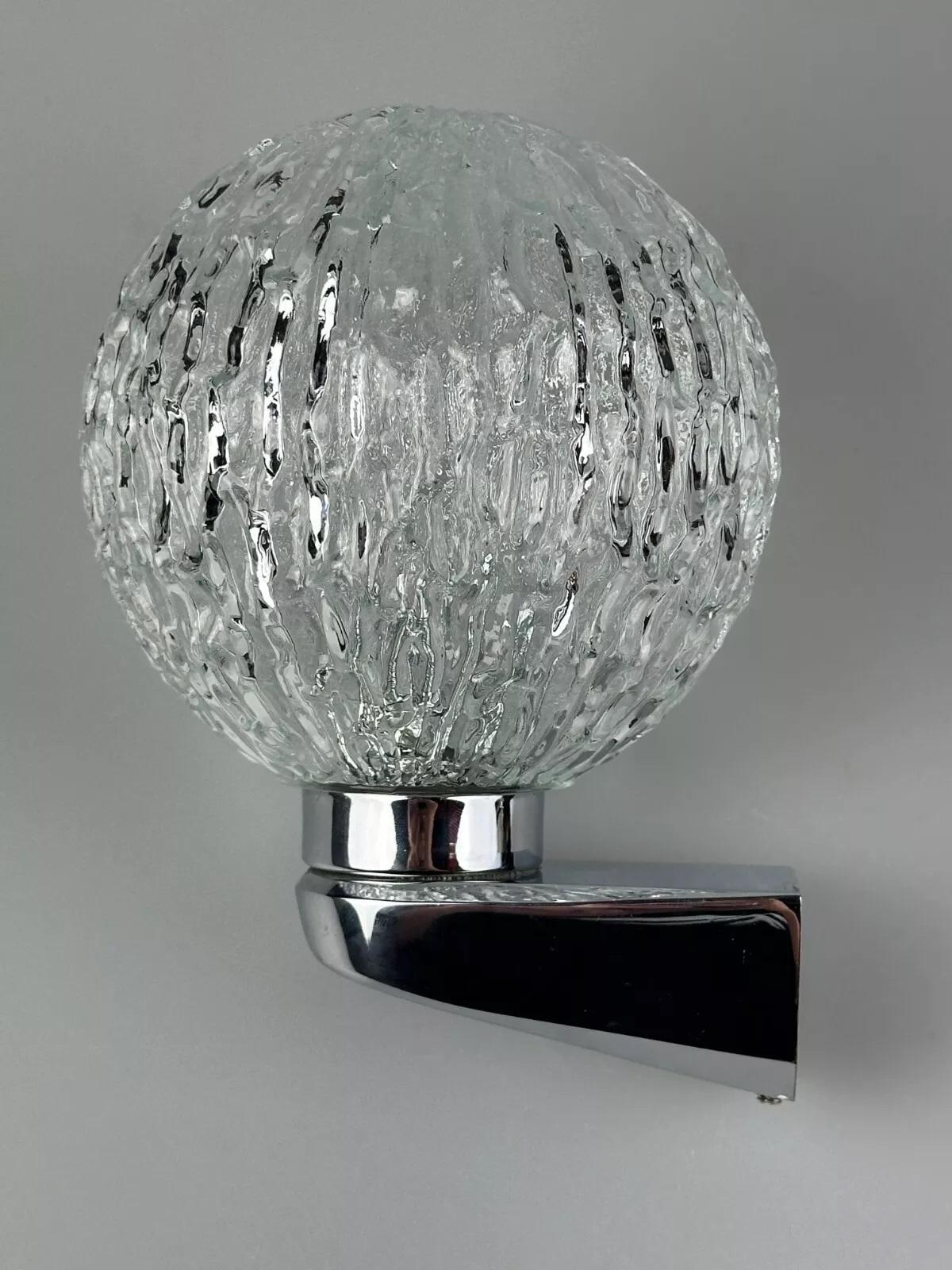 Lampada da parete anni '60-'70 a sfera in metallo, cromo e vetro design Space/One in vendita 8