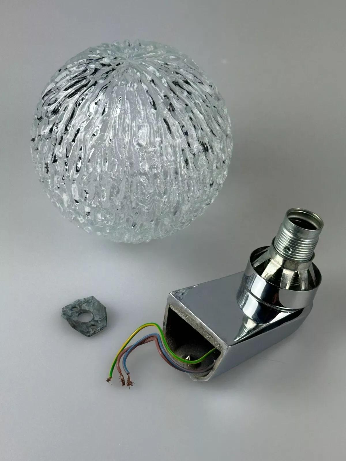 Lampada da parete anni '60-'70 a sfera in metallo, cromo e vetro design Space/One in vendita 9